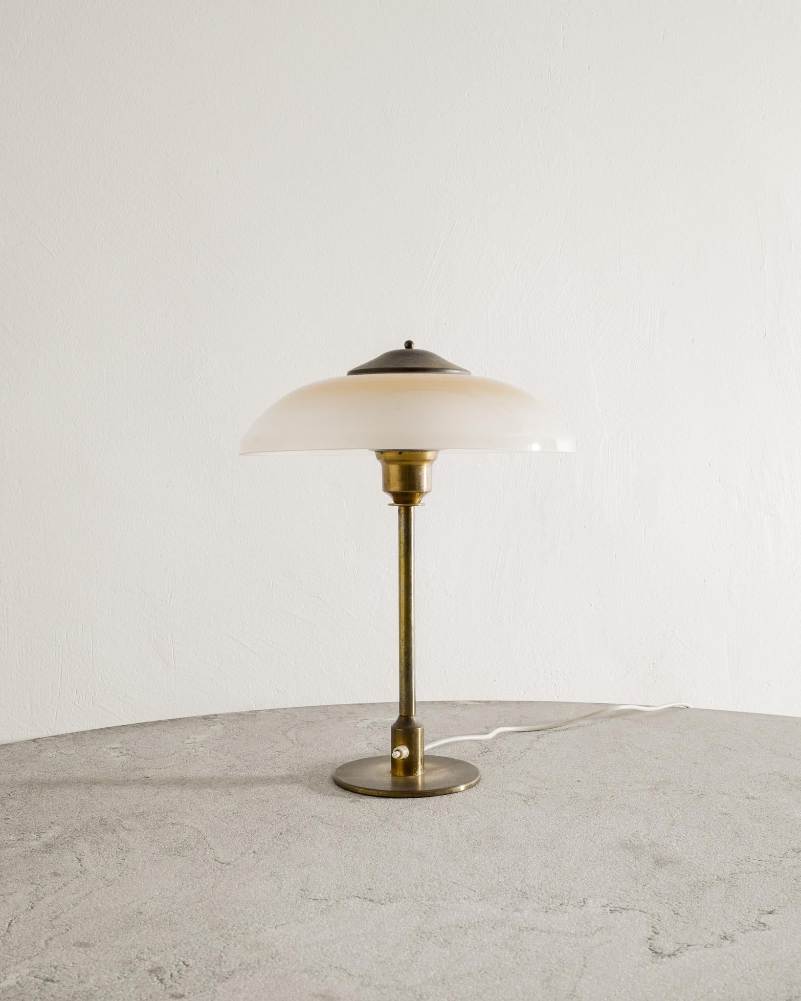 Scandinave moderne Lampe de bureau danoise du milieu du siècle en laiton et verre par Fog & Mørup Danemark années 1950 en vente