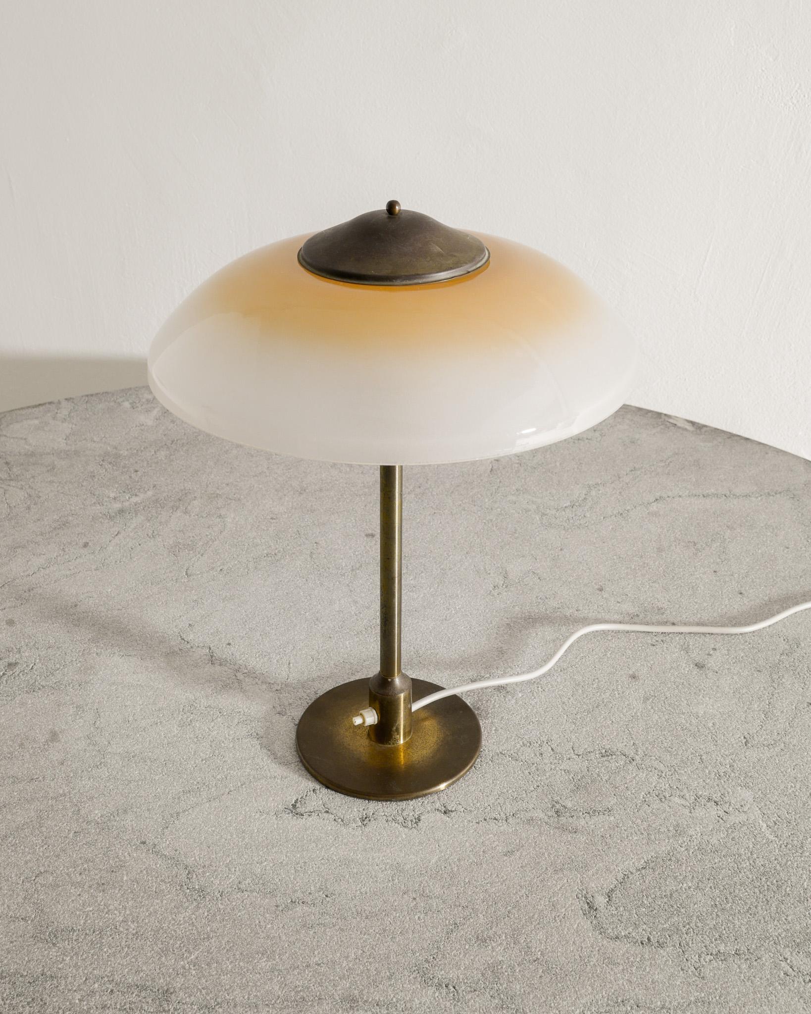 Danois Lampe de bureau danoise du milieu du siècle en laiton et verre par Fog & Mørup Danemark années 1950 en vente