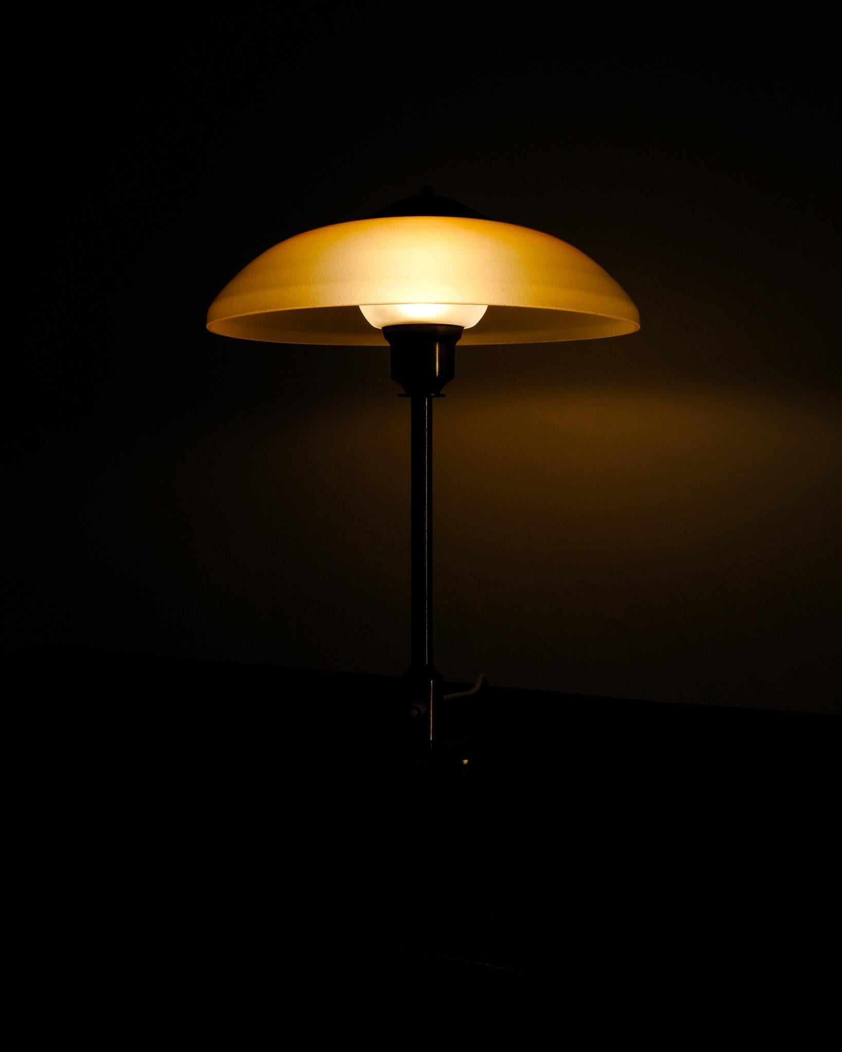 Lampe de bureau danoise du milieu du siècle en laiton et verre par Fog & Mørup Danemark années 1950 Bon état - En vente à Stockholm, SE