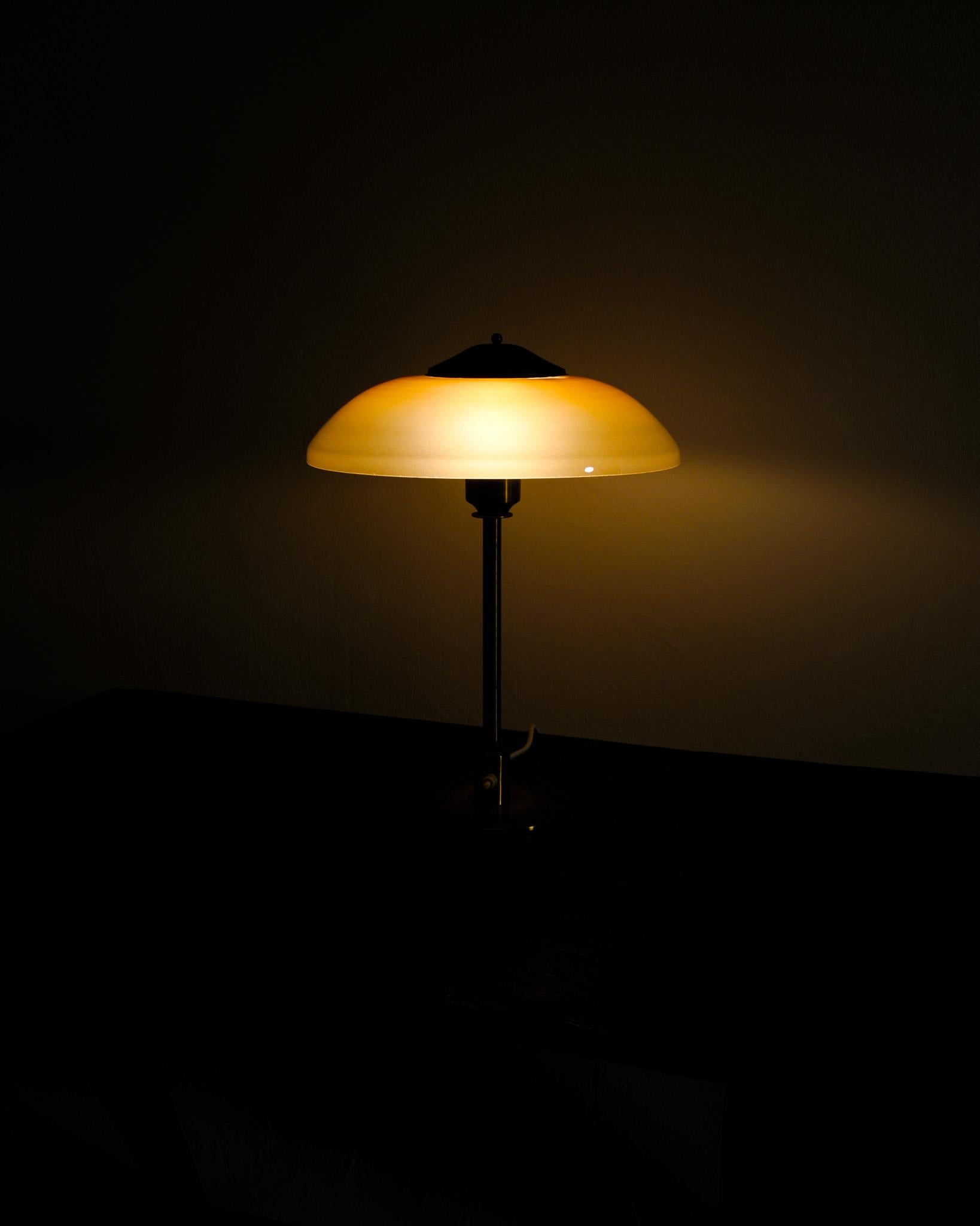 Milieu du XXe siècle Lampe de bureau danoise du milieu du siècle en laiton et verre par Fog & Mørup Danemark années 1950 en vente