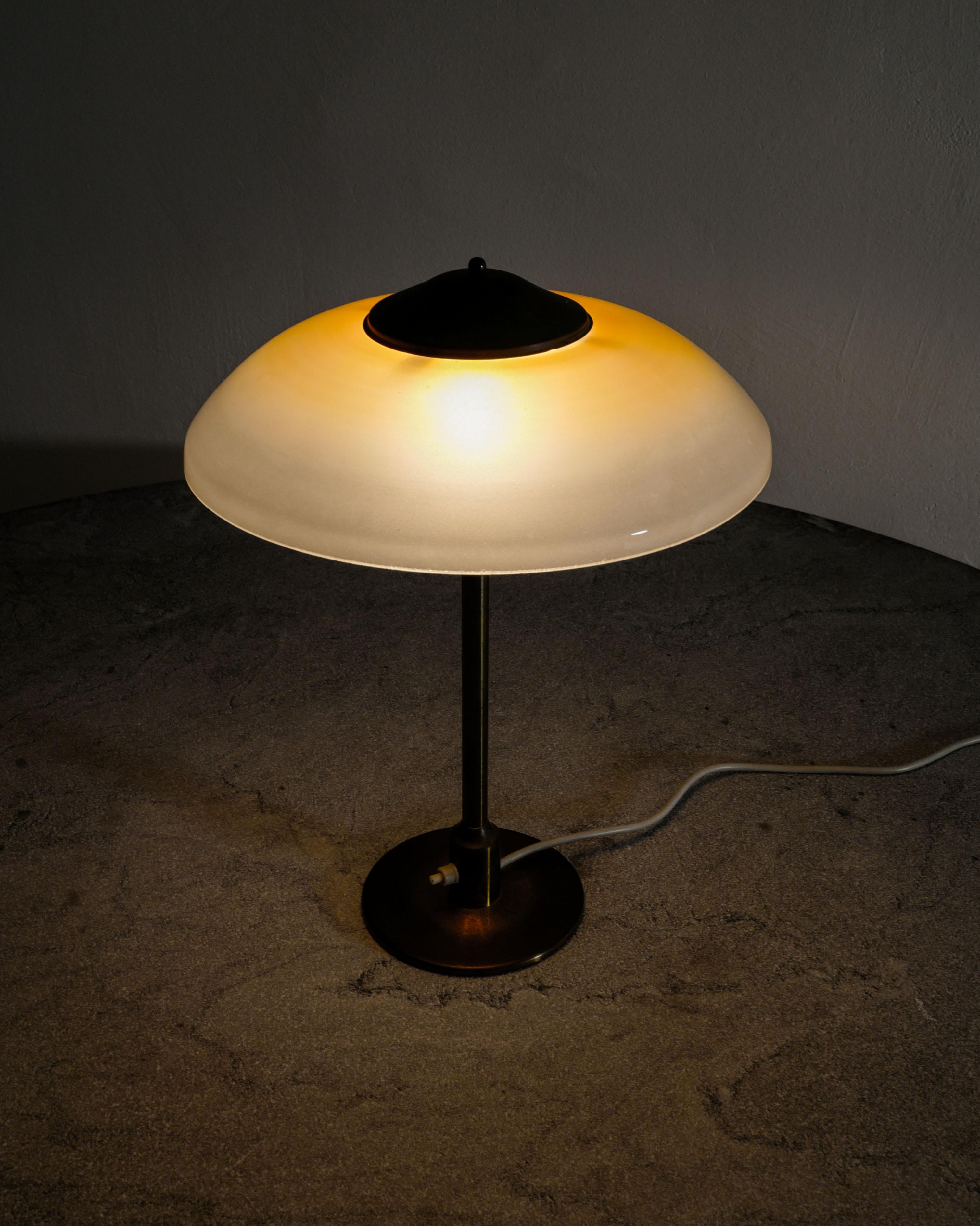 Milieu du XXe siècle Lampe de bureau danoise du milieu du siècle en laiton et verre par Fog & Mørup Danemark années 1950 en vente
