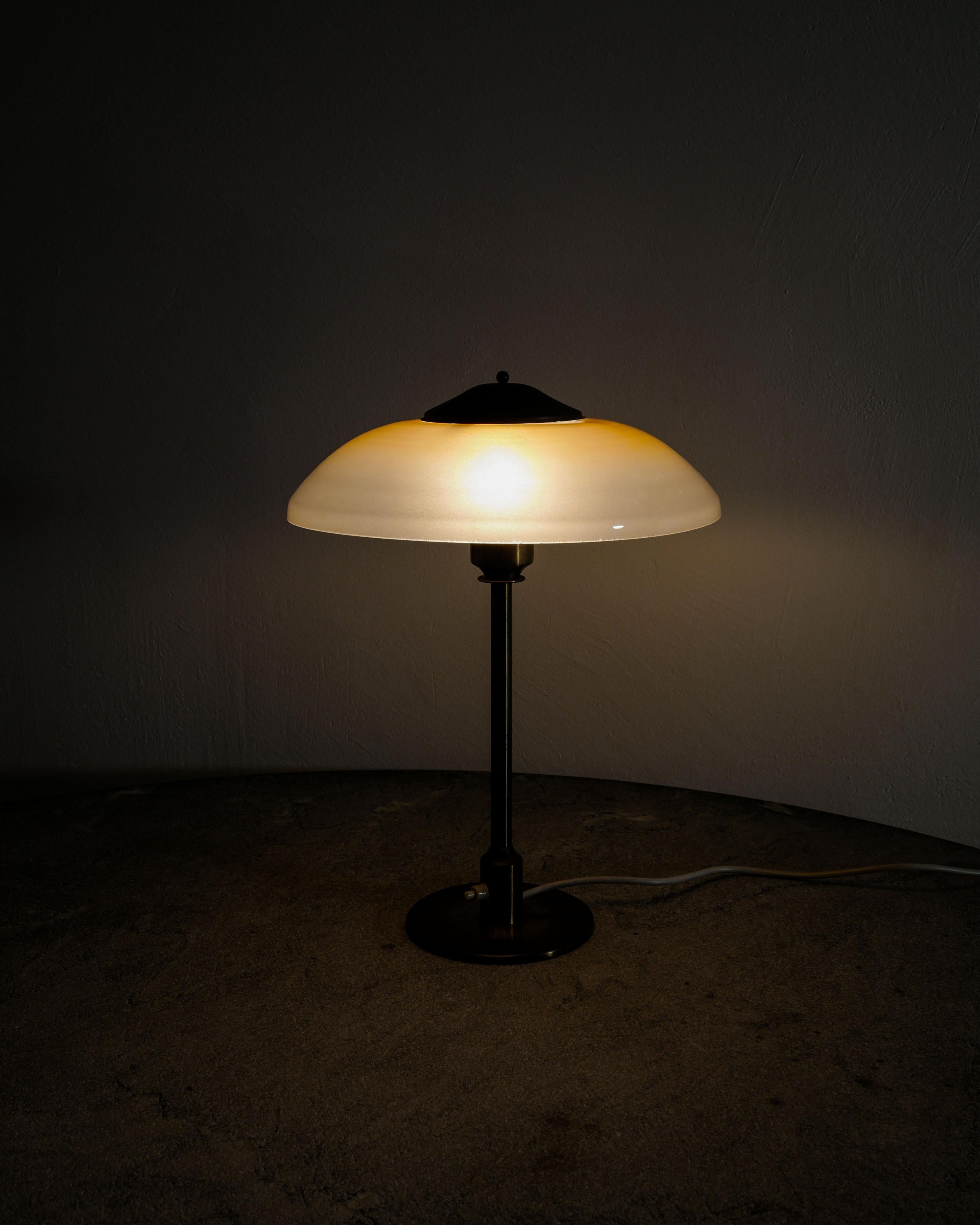 Laiton Lampe de bureau danoise du milieu du siècle en laiton et verre par Fog & Mørup Danemark années 1950 en vente