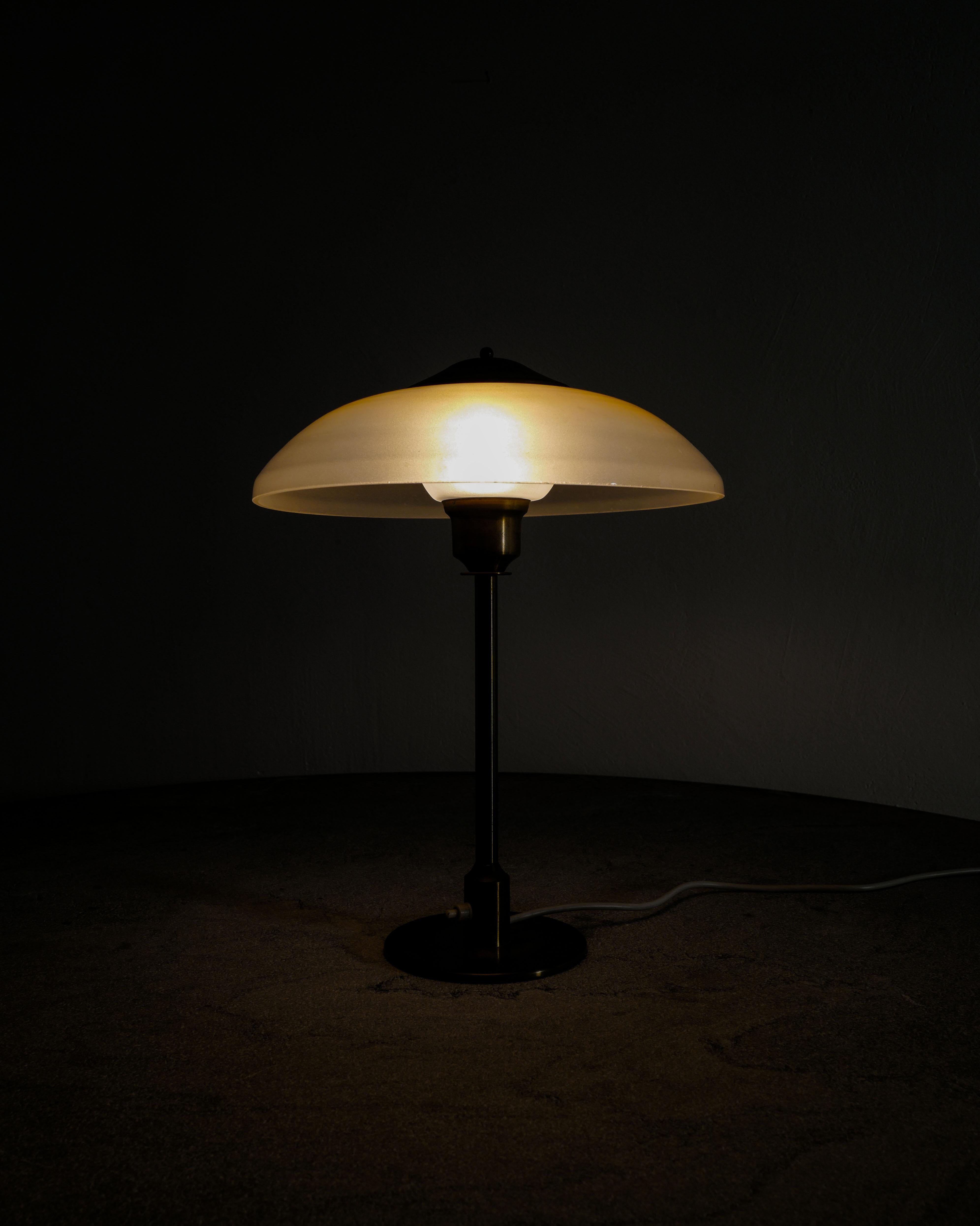 Lampe de bureau danoise du milieu du siècle en laiton et verre par Fog & Mørup Danemark années 1950 en vente 1