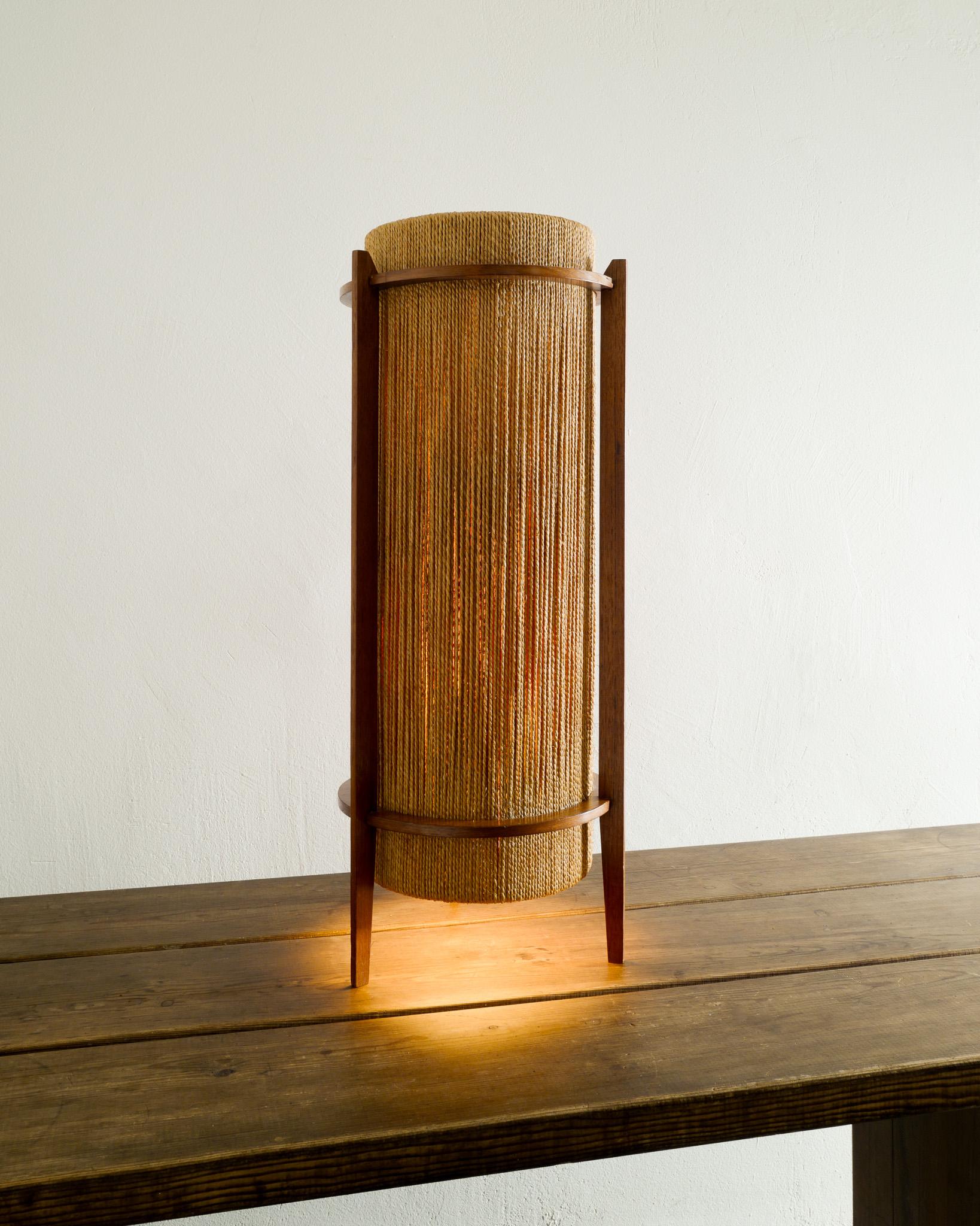 Rare lampadaire / lampe de table cylindrique danois du milieu du siècle en bois de teck et cordes de chanvre par Ib Fabiansen produit par Fog & Mørop Danemark, années 1950. En bon état d'origine. 

Dimensions : H : 75 cm / 29.5