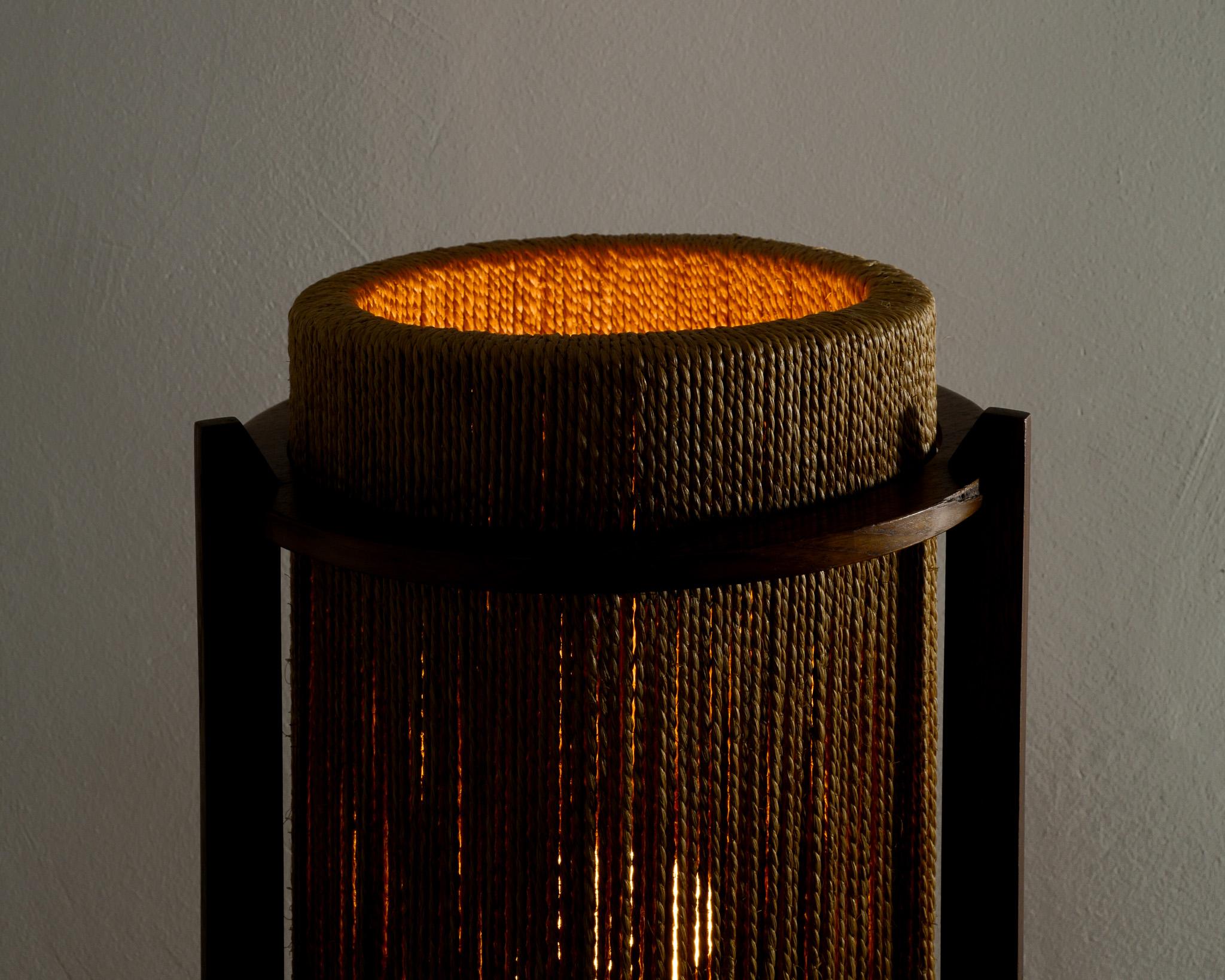 Scandinave moderne Lampe de table / lampadaire danoise du milieu du siècle en Wood Wood et Hempe par Ib Fabiansen 1950s  en vente