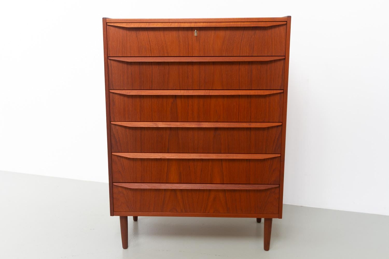 Danish Mid-Century Tall Teak Dresser, 1960s. For Sale 5