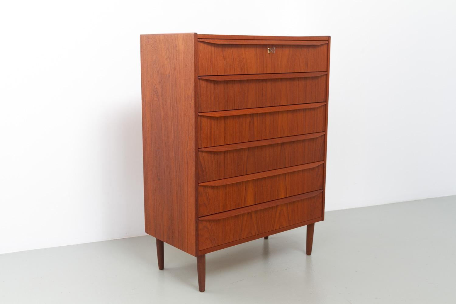 Danish Mid-Century Tall Teak Dresser, 1960s. For Sale 6