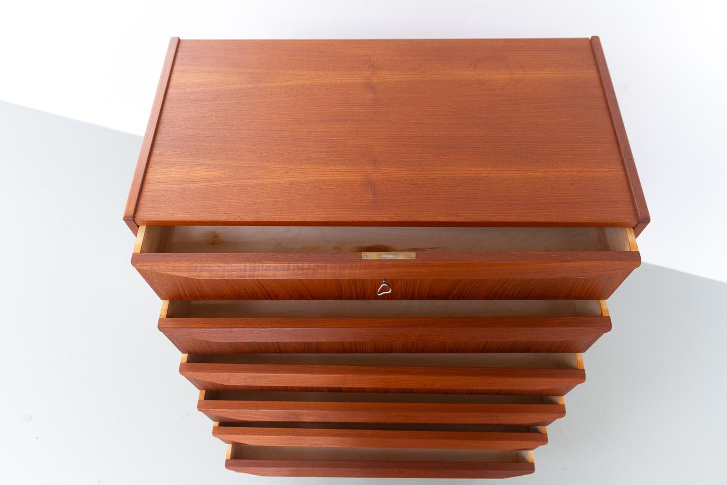 Danish Mid-Century Tall Teak Dresser, 1960s. For Sale 10