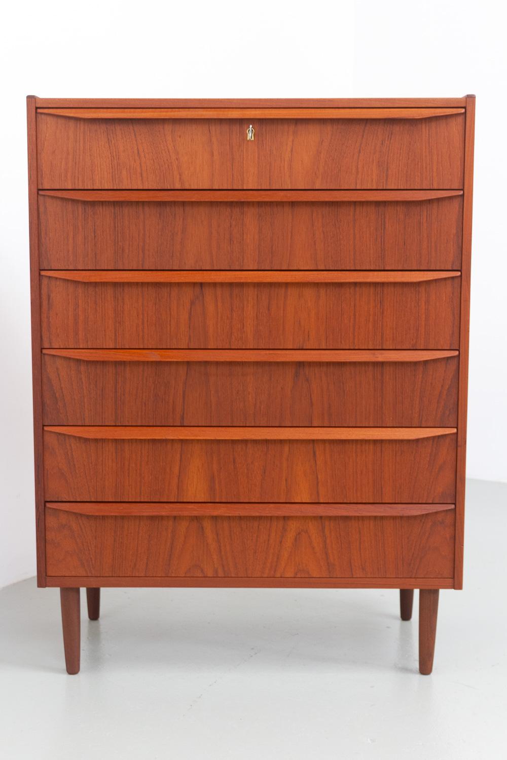 Danish Mid-Century Tall Teak Dresser, 1960s. For Sale 15