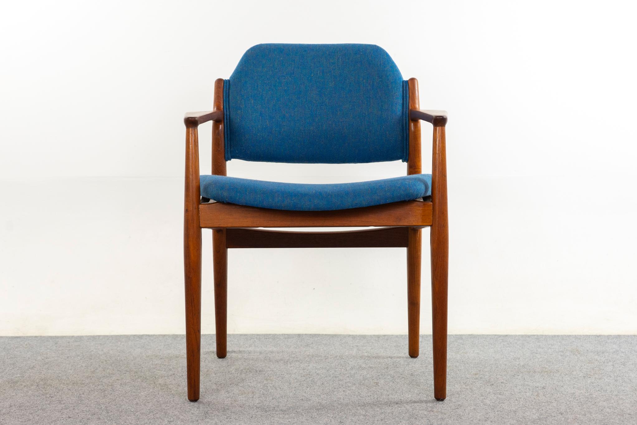 Sillón de teca Modelo 62A de Arne Vodder, hacia la década de 1960. Marco macizo, bellamente esculpido, de líneas sorprendentes. Tapicería nueva de calidad en una bonita mezcla azul de lana y lino. ¡Un asiento muy cómodo! 