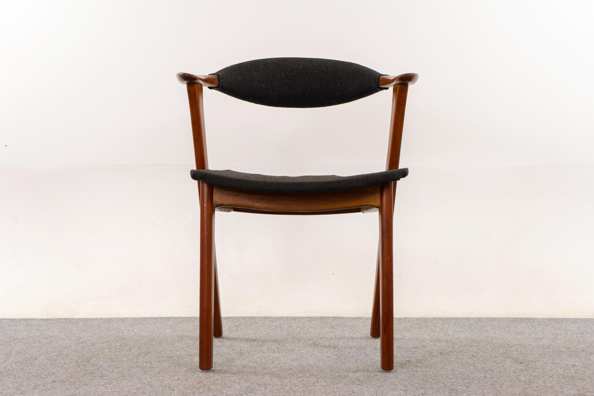Poltrona danese in teak di Erik Kirkegaard, anni '50 circa. Telaio in teak massiccio splendidamente scolpito con una Silhouette accattivante! Braccioli e gambe dello schienale divaricate verso l'interno. La tappezzeria originale deve essere