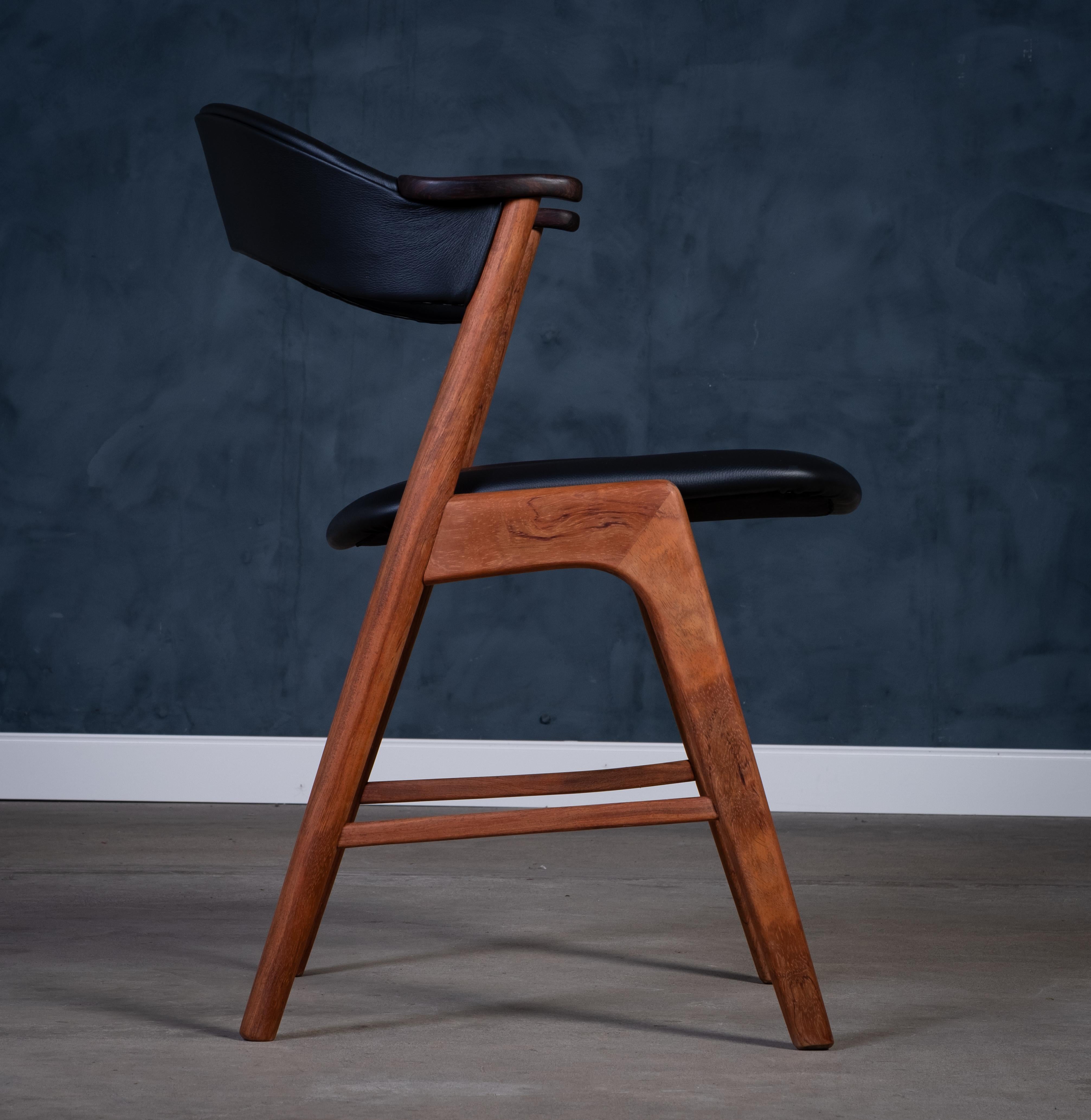 Pelle Poltrona danese di metà secolo in teak di Korup Stolefabrik, anni '60 in vendita