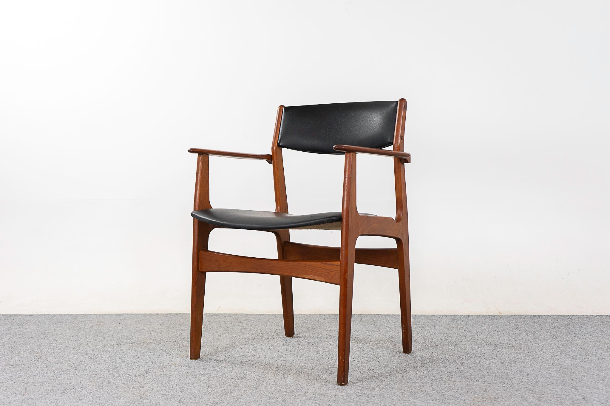 Dänischer Sessel aus Teakholz, ca. 1960er Jahre. Stabiler Rahmen mit Bowtie-Querstreben und schönen Winkeln. Schwarze Original-Vinylpolsterung mit geringen Gebrauchsspuren.

Unrestauriertes Exemplar mit der Option, es in restauriertem Zustand für