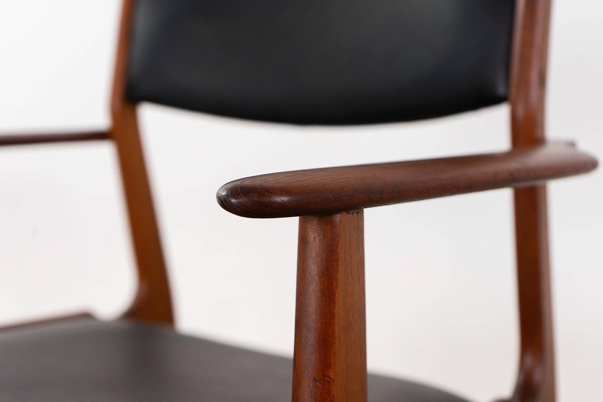Dänischer Teakholz-Sessel aus der Jahrhundertmitte (Skandinavische Moderne) im Angebot