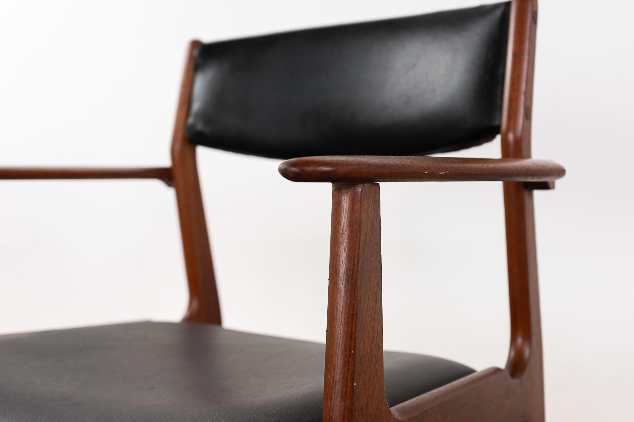 Dänischer Teakholz-Sessel aus der Jahrhundertmitte (Skandinavische Moderne) im Angebot