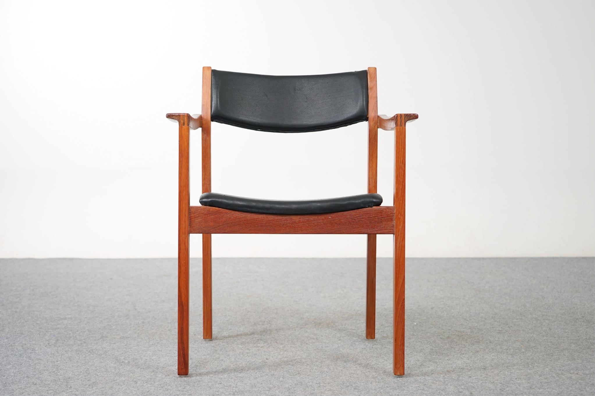 Danese Poltrona danese di metà secolo in teak in vendita