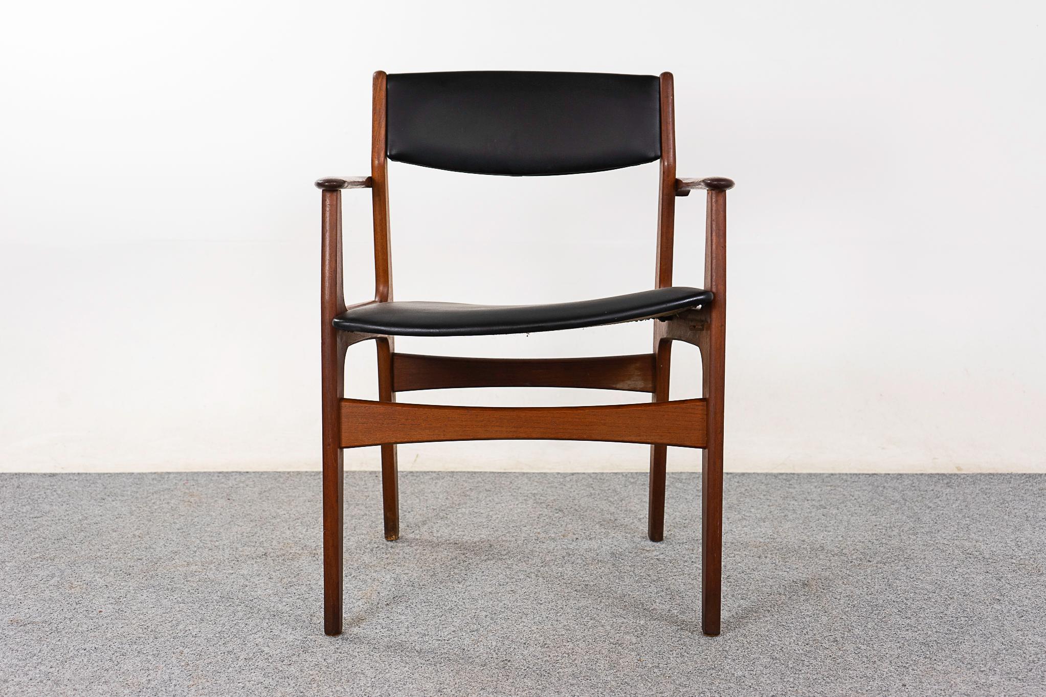 Dänischer Teakholz-Sessel aus der Jahrhundertmitte im Zustand „Gut“ im Angebot in VANCOUVER, CA