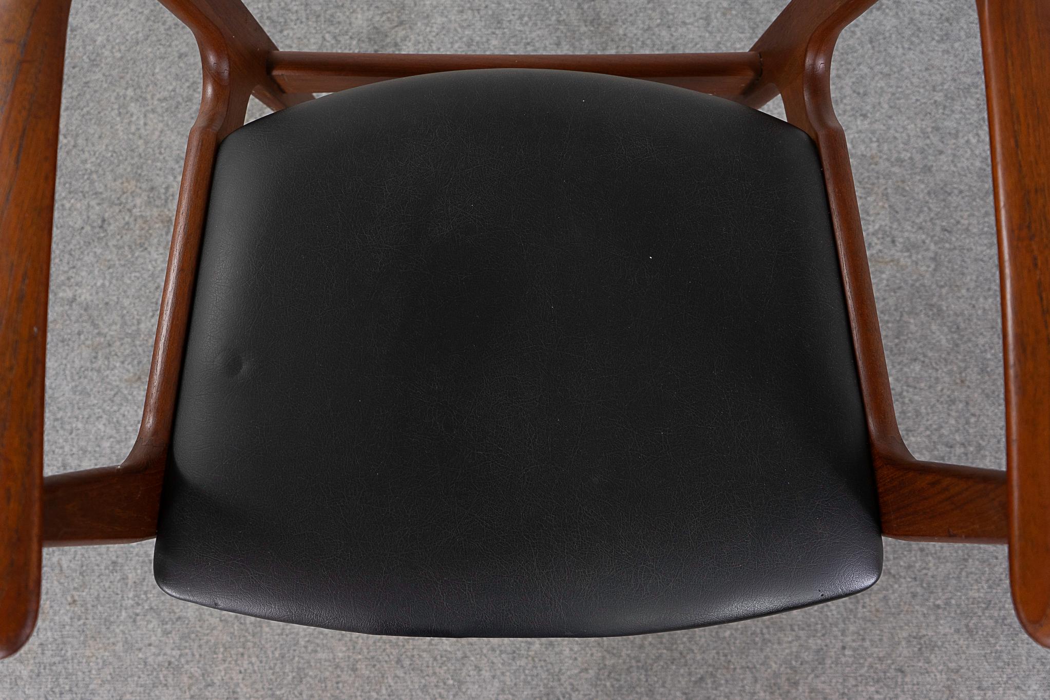 Danish Mid-Century Teak Armchair For Sale 1