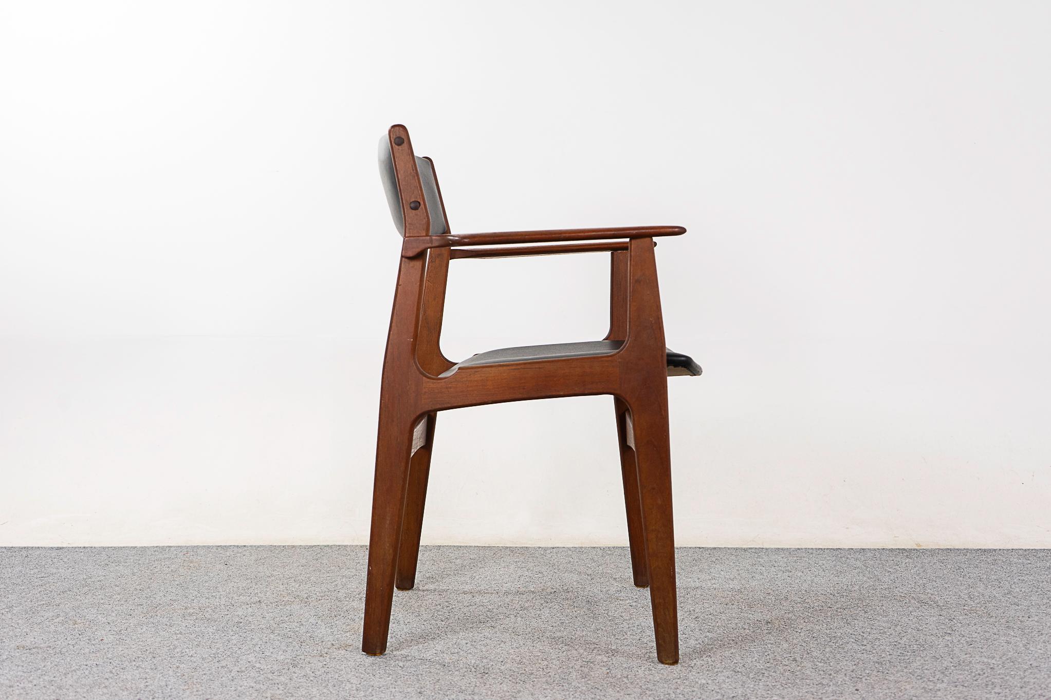 Dänischer Teakholz-Sessel aus der Jahrhundertmitte im Angebot 3