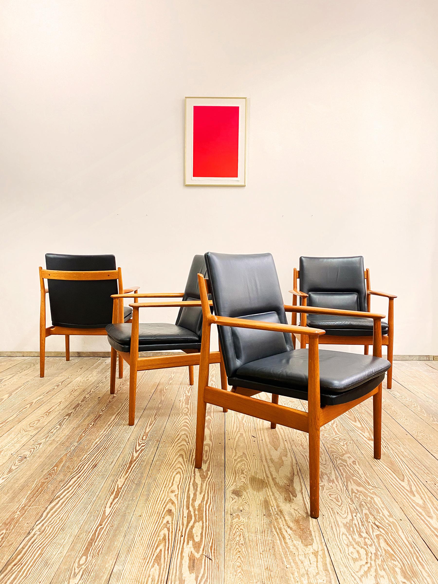 This beautiful set of vintage high end dining chairs designed by danish Designer Arne Vodder was manufactured by Sibast in Denmark. The set features 4 chairs of massive teak wood and leather upholstery, model 431, a dining chair with clean yet