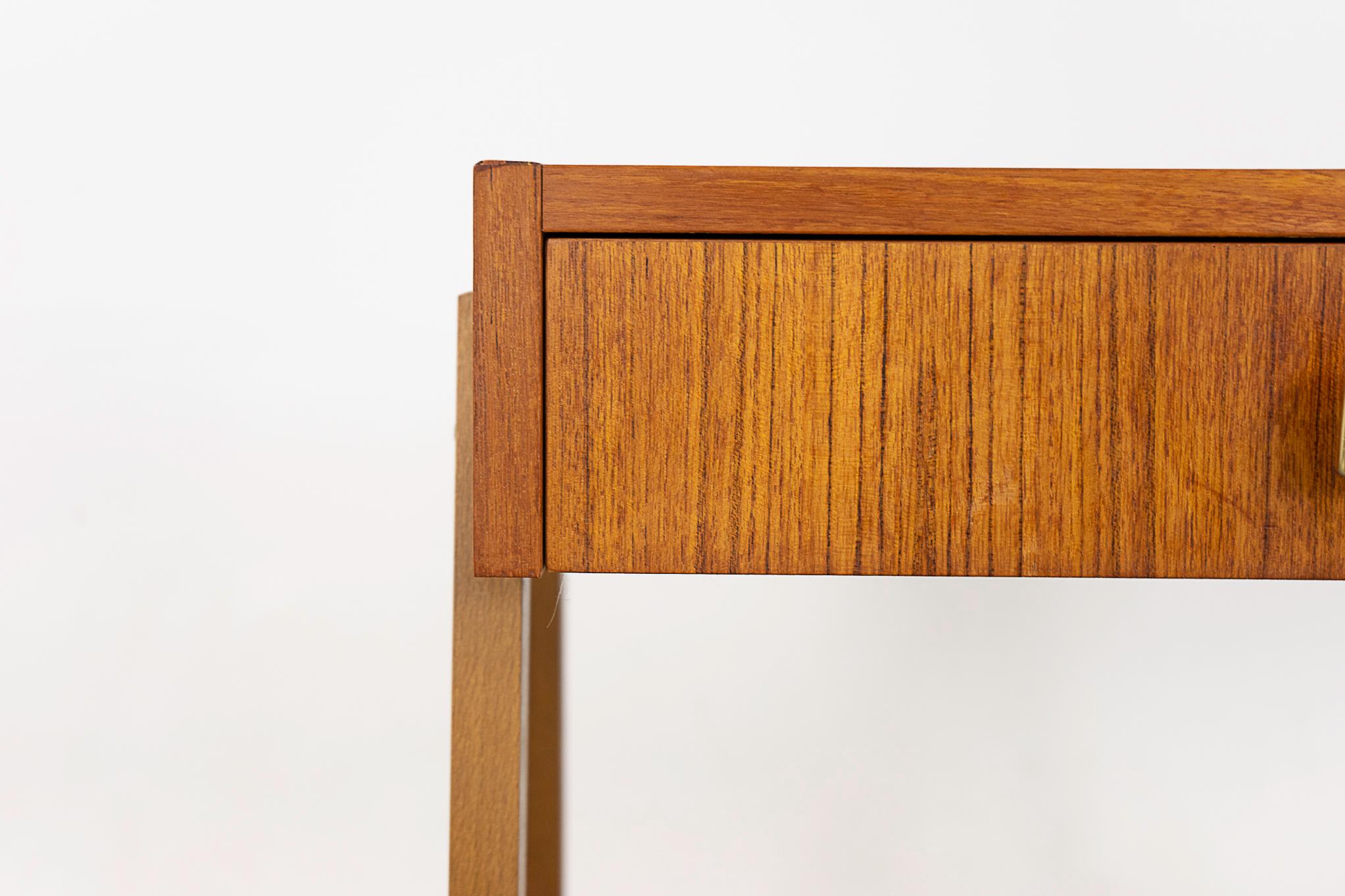 Scandinave moderne Table de chevet danoise en teck du milieu du siècle en vente