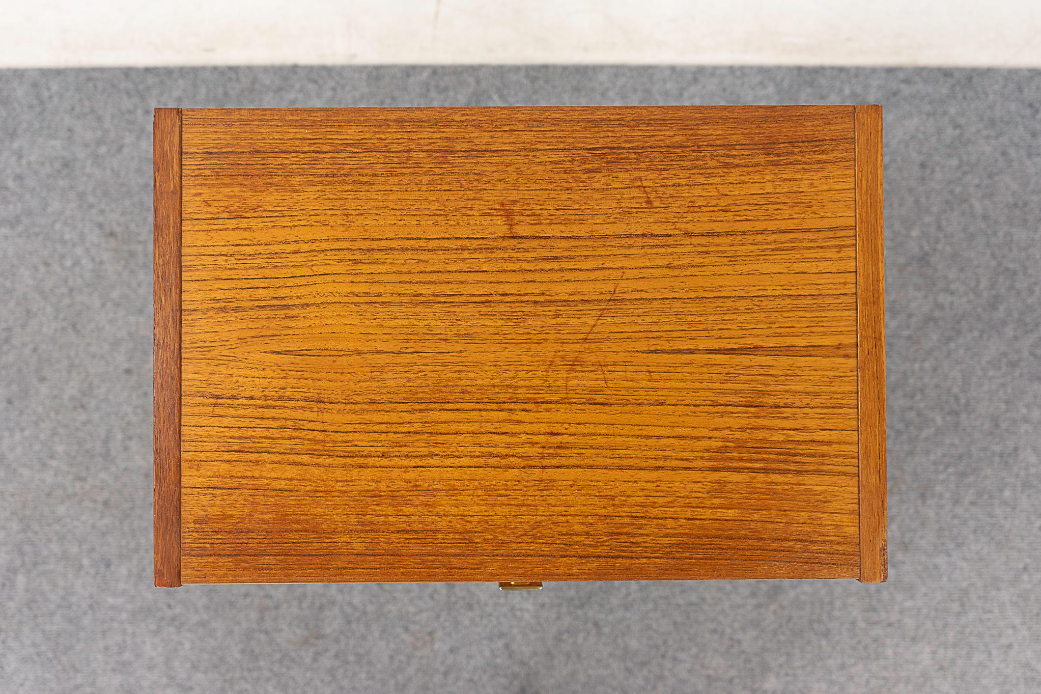 Table de chevet danoise en teck du milieu du siècle Bon état - En vente à VANCOUVER, CA