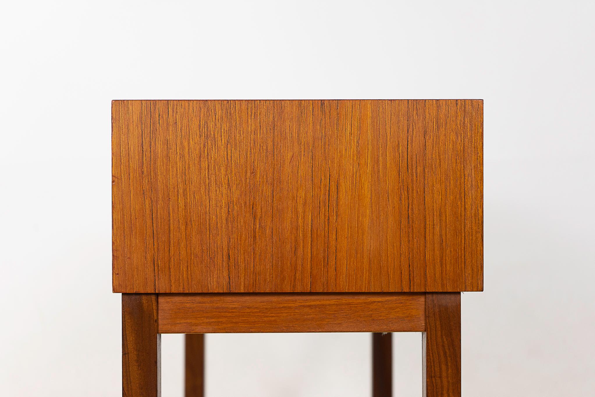 Milieu du XXe siècle Table de chevet danoise en teck du milieu du siècle en vente