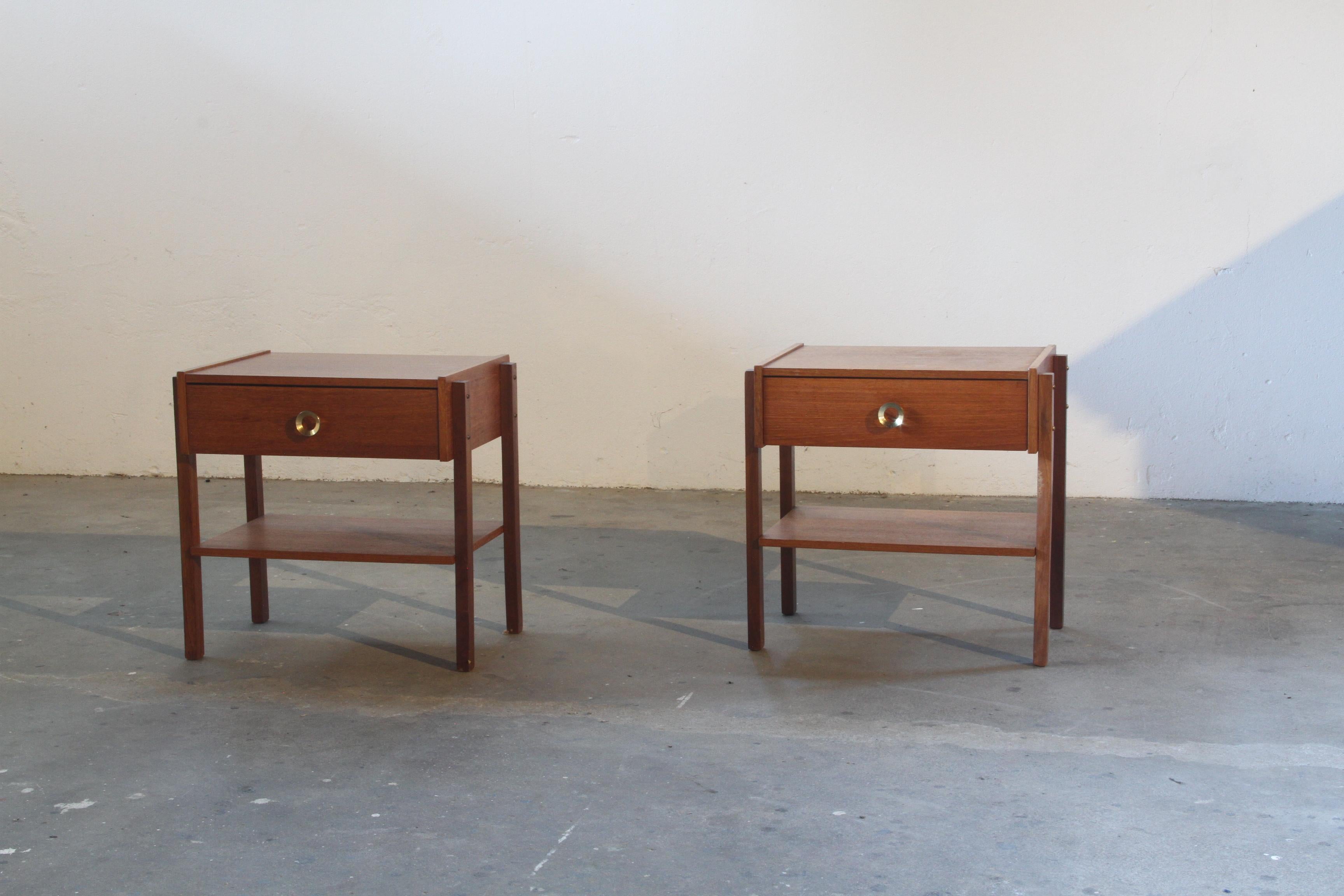 Der Preis gilt für das 2er-Set.

Ein kleines Set von eleganten Nachttischen mit Schublade aus Teakholz.

Beide Ständer sind stabil und solide mit geringen Gebrauchsspuren.
An einem der Tische gibt es kleine Schäden, die auf den Fotos deutlich zu