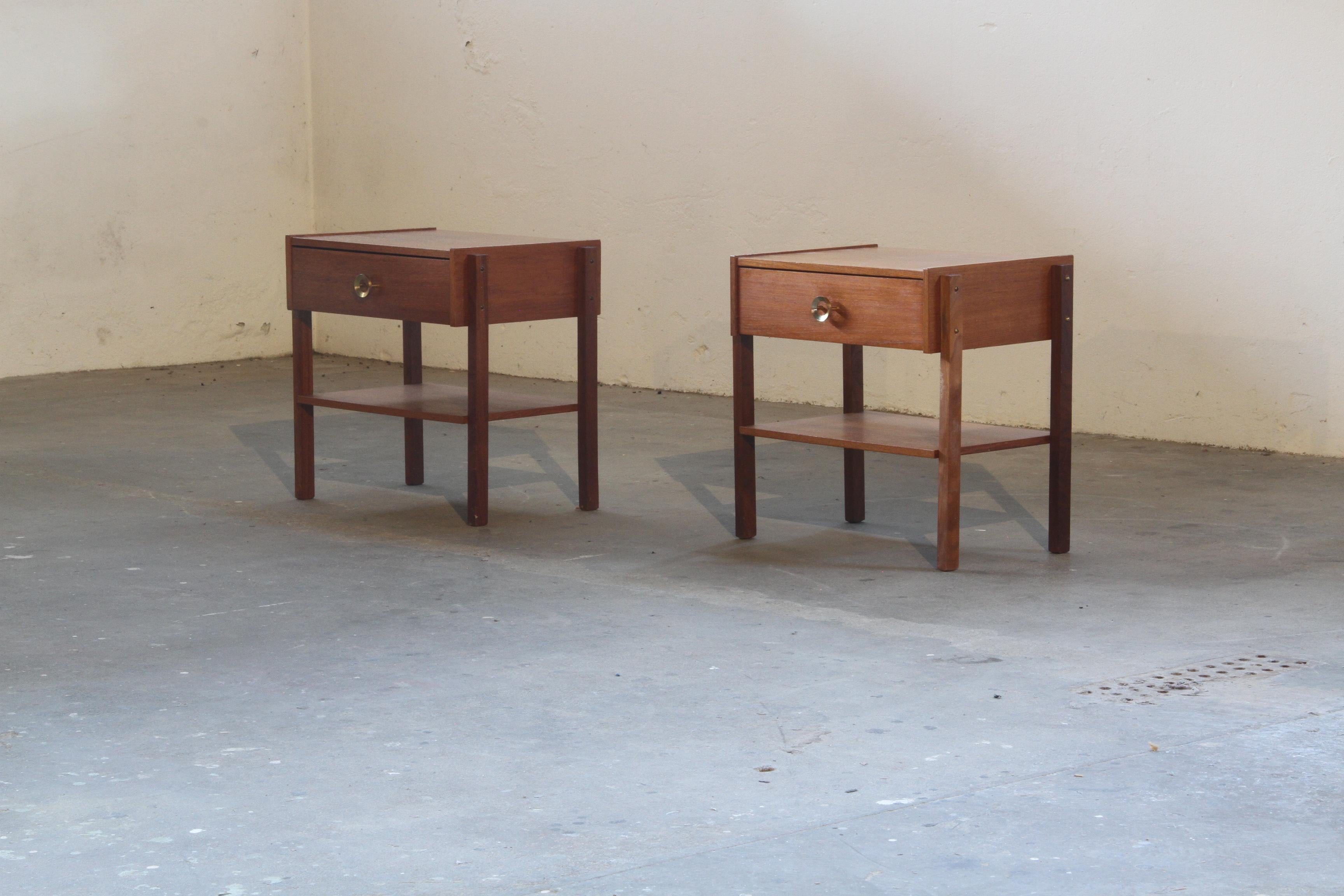 Ein kleines Set von eleganten Nachttischen mit Schublade aus Teakholz.

Beide Ständer sind stabil und solide mit geringen Gebrauchsspuren.
An einem der Tische gibt es kleine Schäden, die auf den Fotos deutlich zu sehen sind.

Keine hässlichen