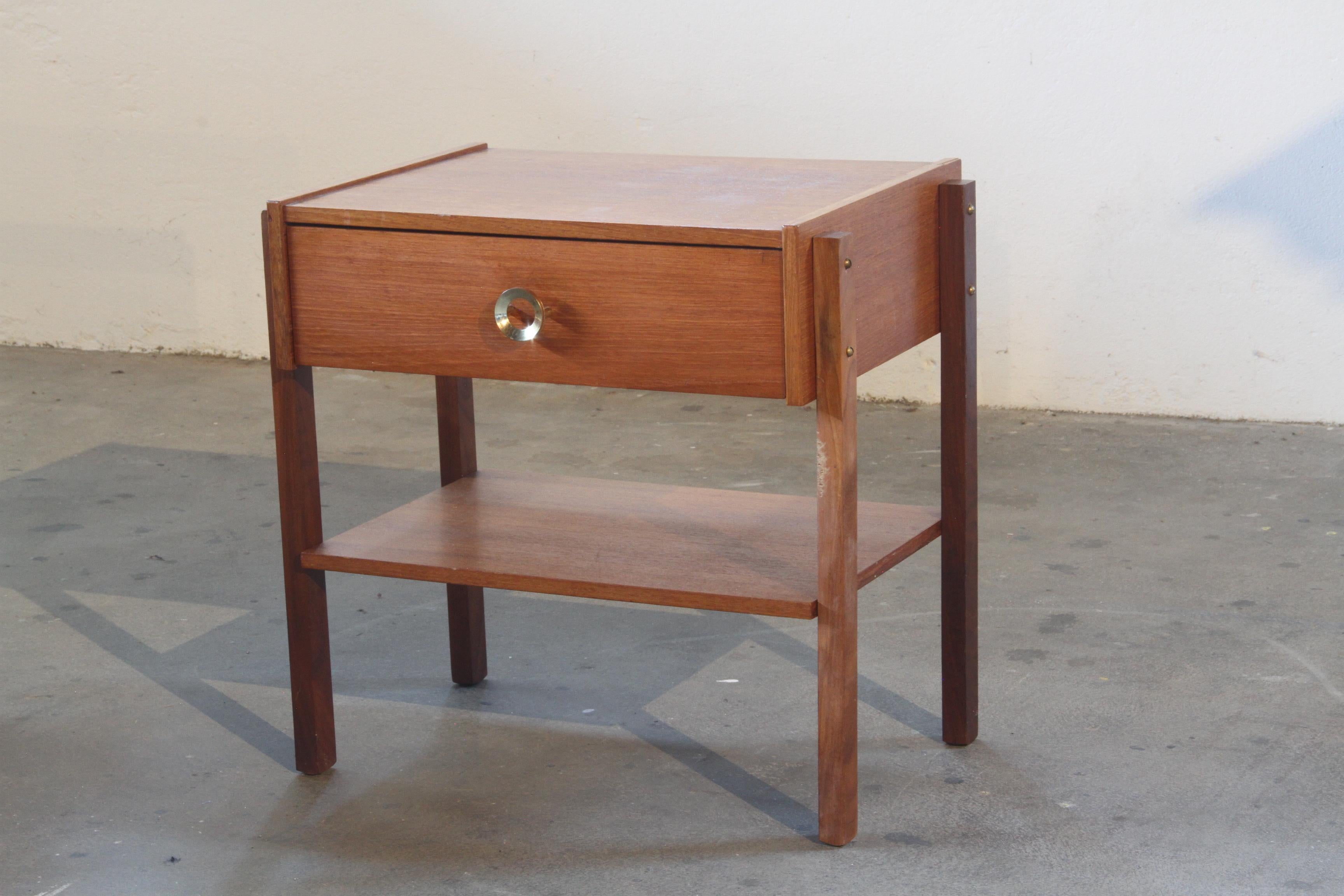 Dänischer Nachttisch aus Teakholz aus der Mitte des Jahrhunderts, 1960er Jahre (Moderne der Mitte des Jahrhunderts) im Angebot