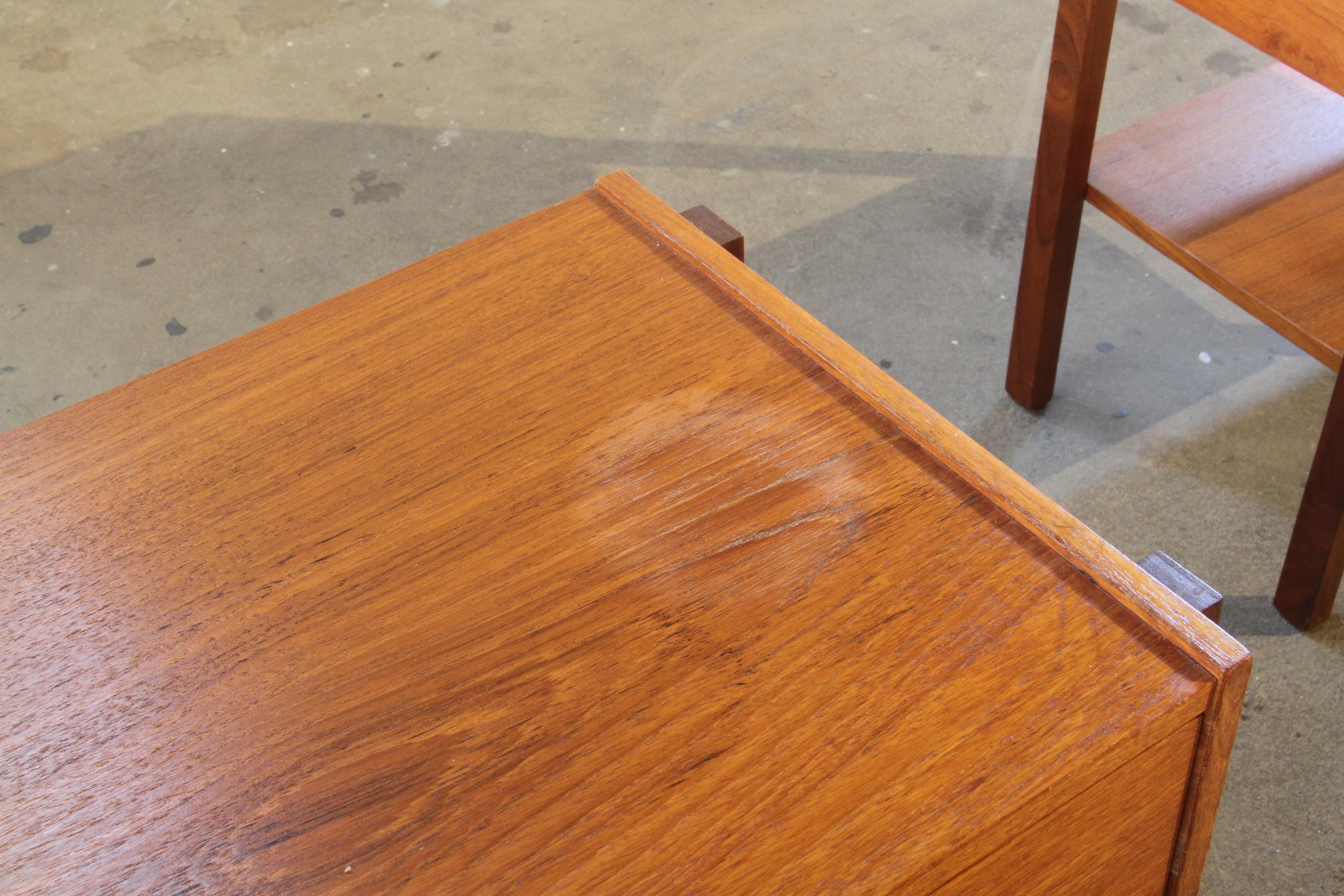 Dänischer Nachttisch aus Teakholz aus der Mitte des Jahrhunderts, 1960er Jahre im Angebot 2