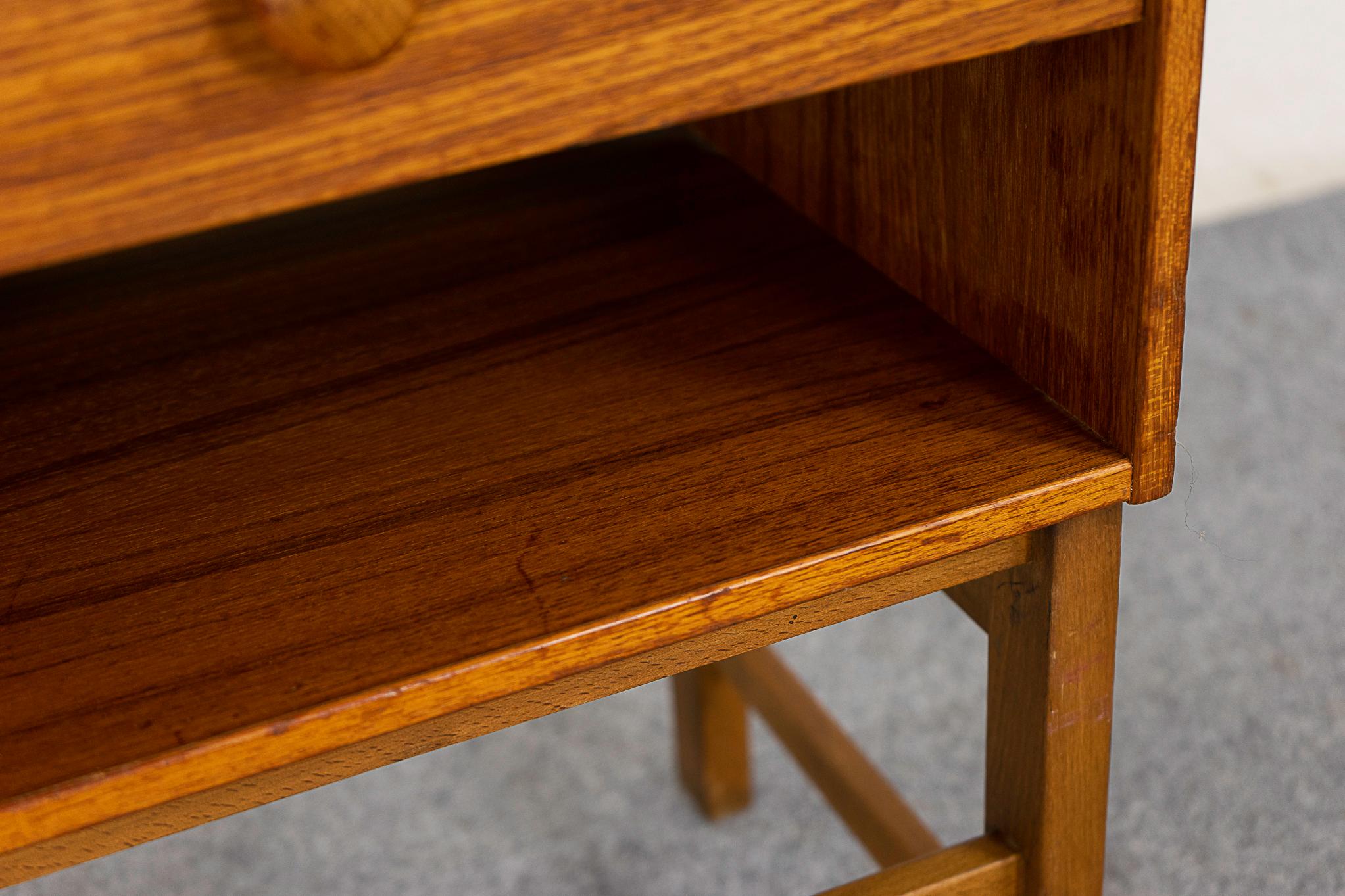 Scandinave moderne Table de chevet danoise du milieu du siècle en teck et hêtre en vente