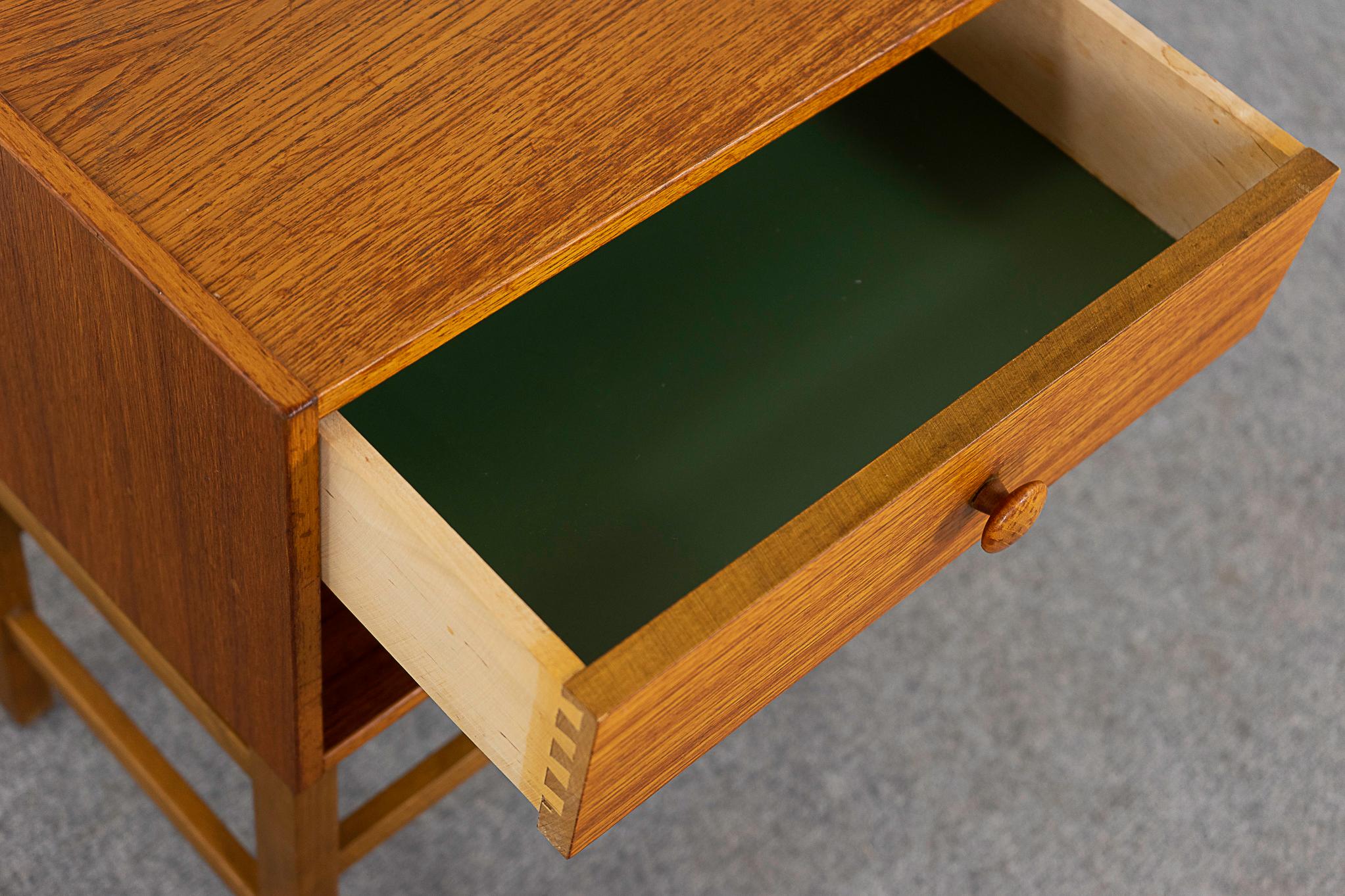 Milieu du XXe siècle Table de chevet danoise du milieu du siècle en teck et hêtre en vente