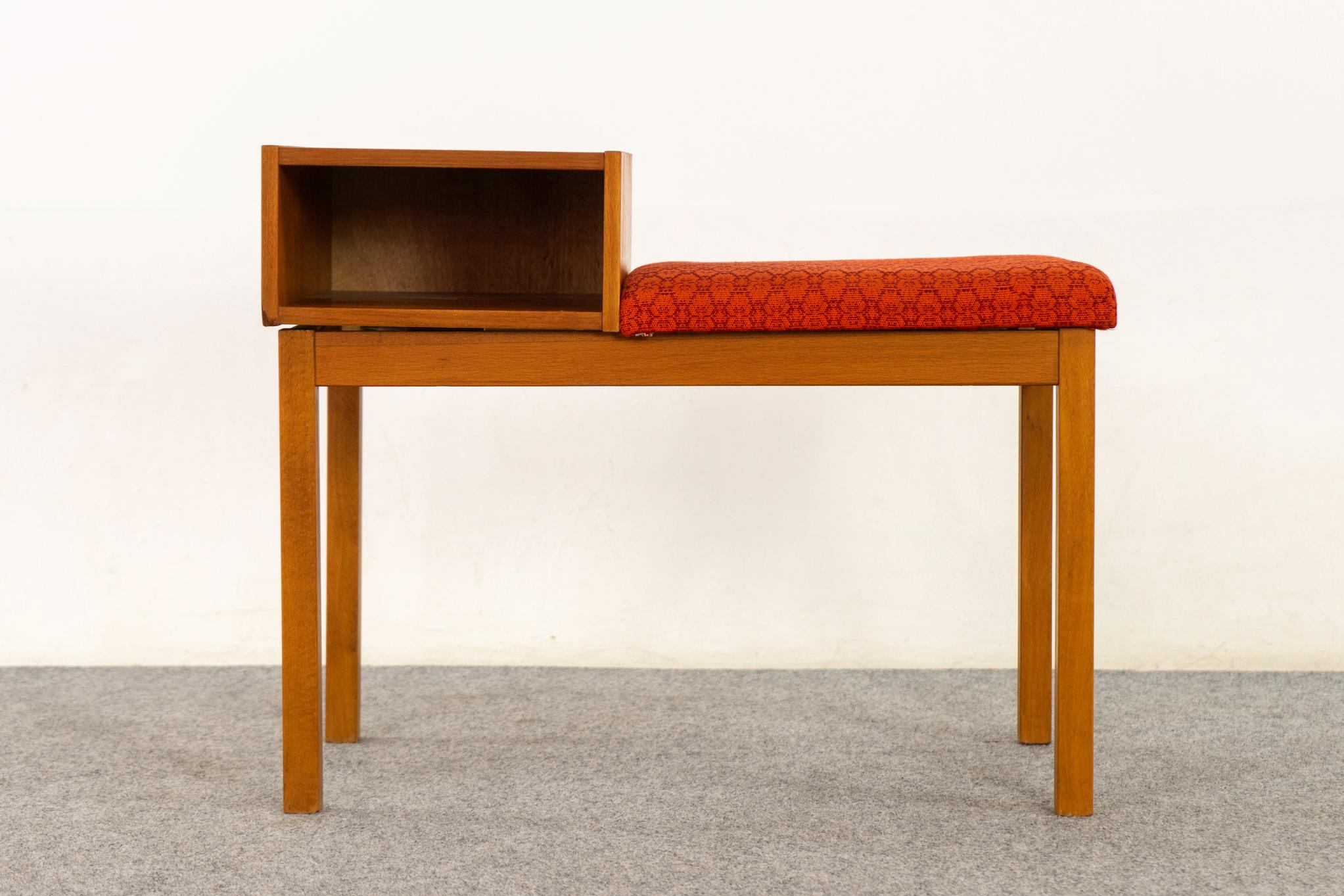 Dänische Bank aus Teakholz und Buche, ca. 1960er Jahre. Schlankes Profil, perfekt für einen Eingangsbereich! Schönes Teakholzfurnier, offenes Fach und Original-Sitzkissen. 

Unrestauriertes Exemplar mit der Option, es in restauriertem Zustand für