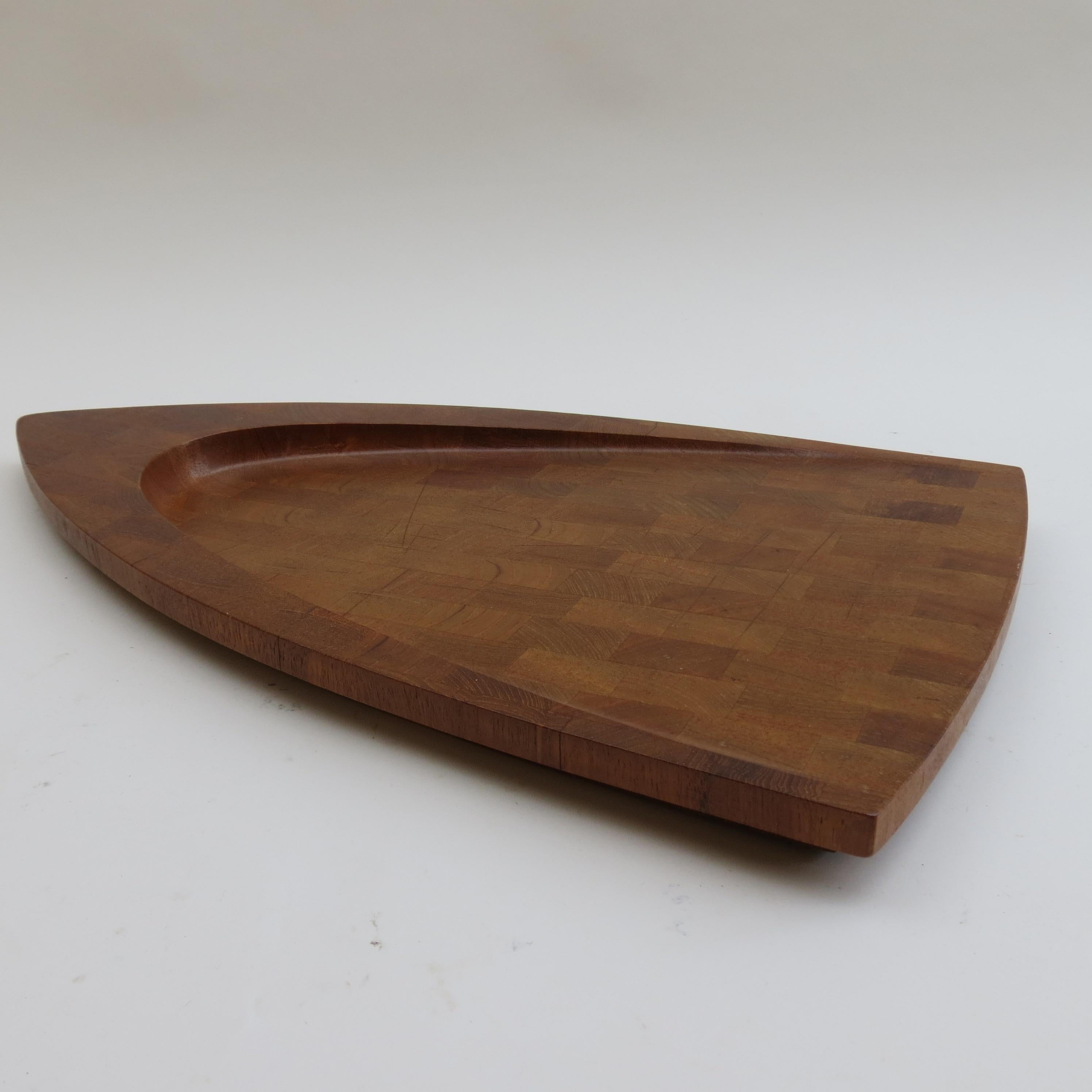 A large shaped serving tray or cutting board designed by Fleming Digsmed and produced by Digsmed, Denmark in 1964. Made from solid Teak blocked and shaped. Stamped to the underside with the Digsmed stamp, Denmark 1964.

ST1377