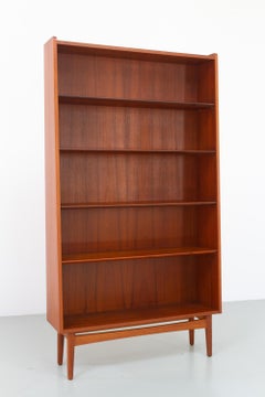 Bibliothèque danoise en teck du milieu du siècle, conçue par Johannes Sorth pour Nexø, années 1960.