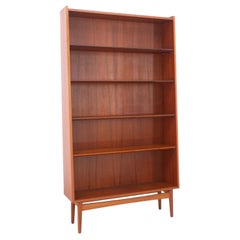 Bibliothèque danoise en teck du milieu du siècle, conçue par Johannes Sorth pour Nexø, années 1960.