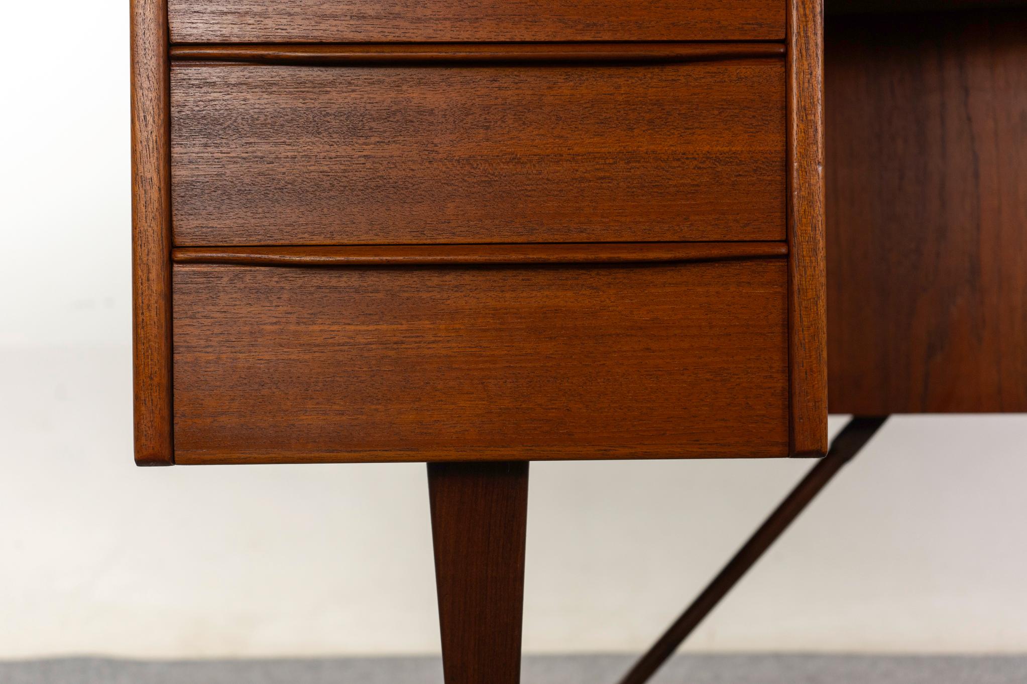 Danish Mid-Century Teak Boomerang Desk by Peter Lovig Nielsen In Good Condition For Sale In VANCOUVER, CA