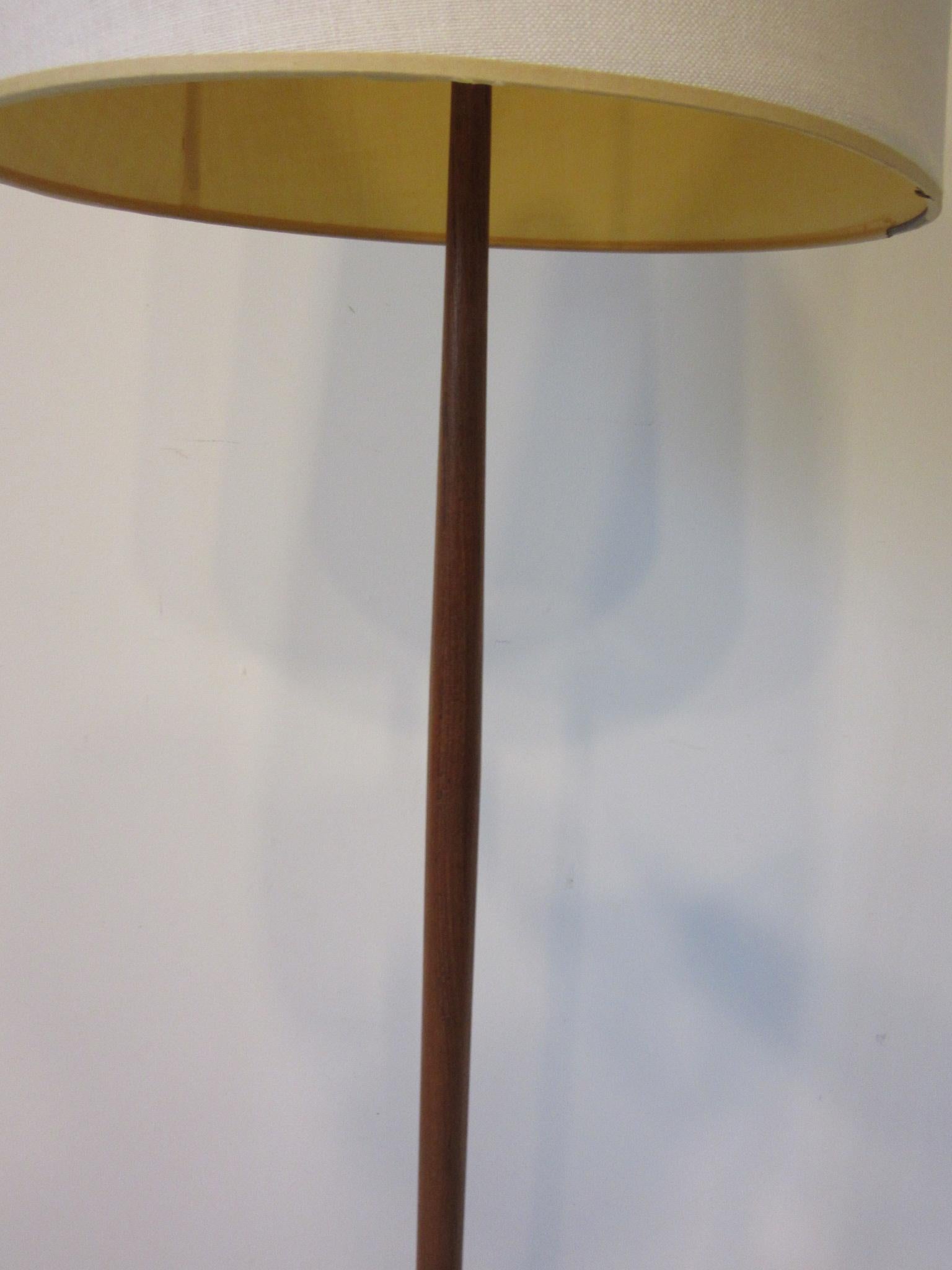 A wonderful Danish floor lamp with tapered shaft having brass detail to the round base which is very well weighted. A light and balanced look for that midcentury interior, made in Denmark.