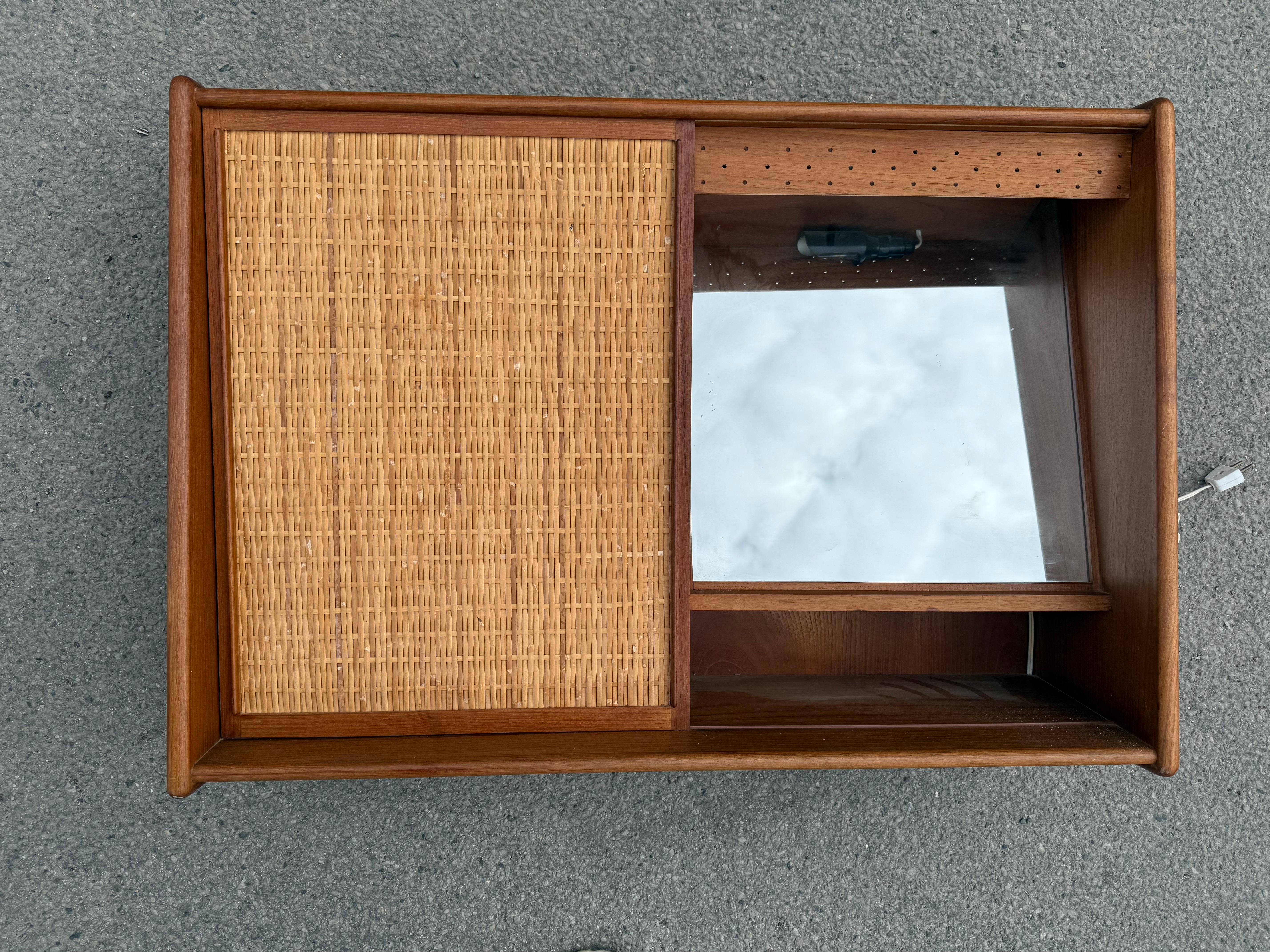 Mid-Century moderno Mobiletto da parete danese di metà secolo in teak e canna con specchio e luce, anni '60 in vendita