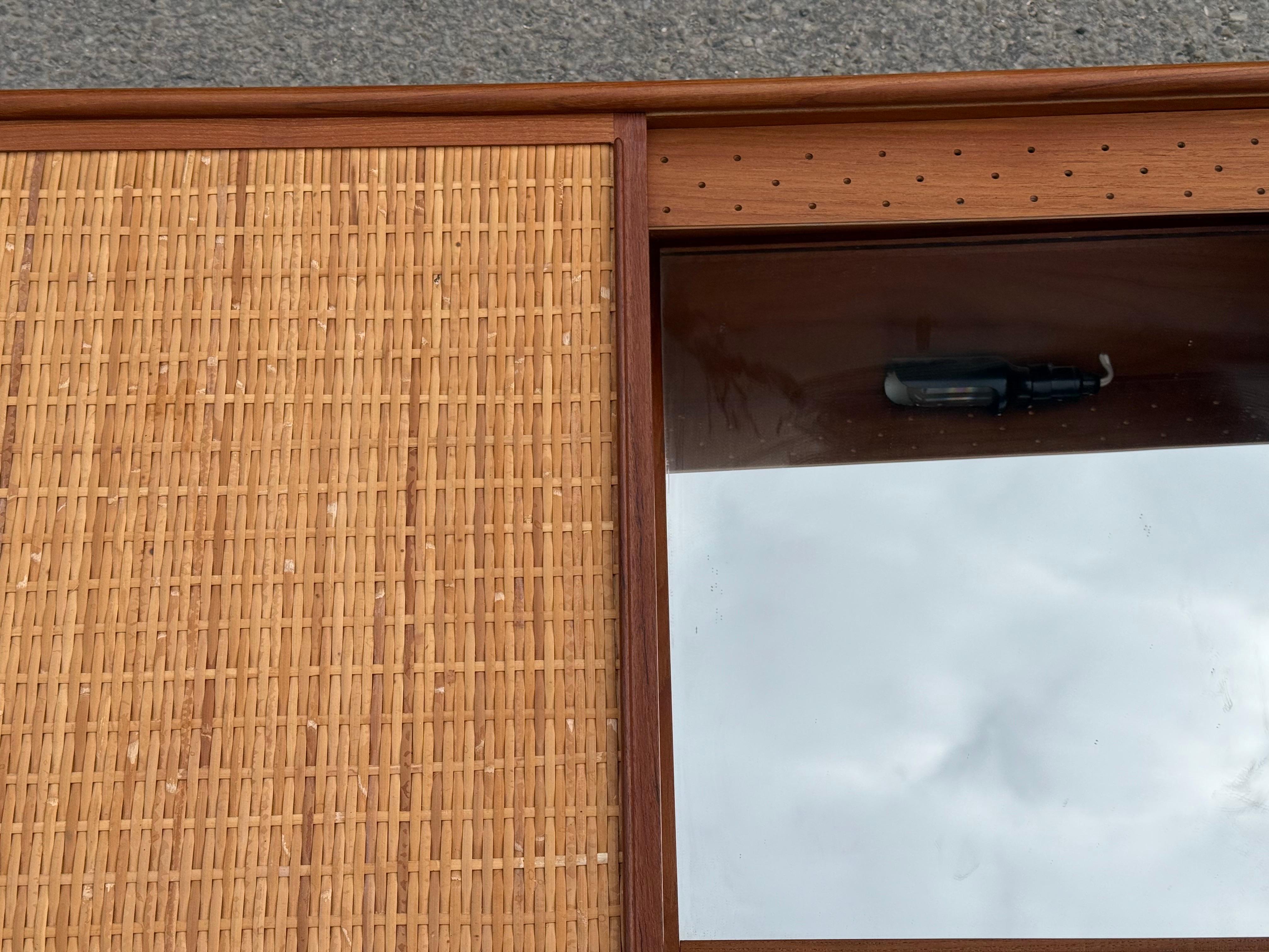 Danese Mobiletto da parete danese di metà secolo in teak e canna con specchio e luce, anni '60 in vendita