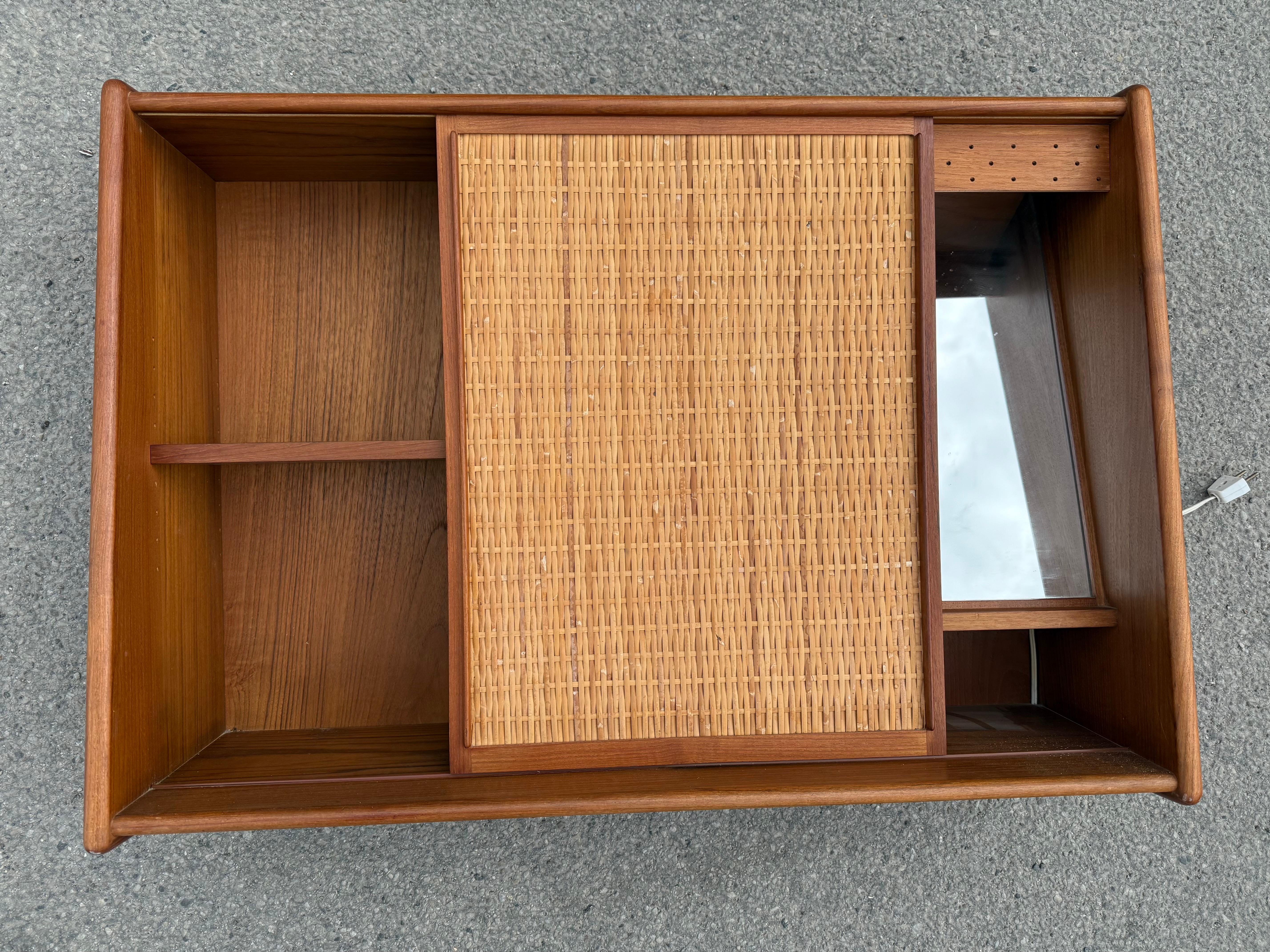 Mobiletto da parete danese di metà secolo in teak e canna con specchio e luce, anni '60 In condizioni buone in vendita a Copenhagen, DK