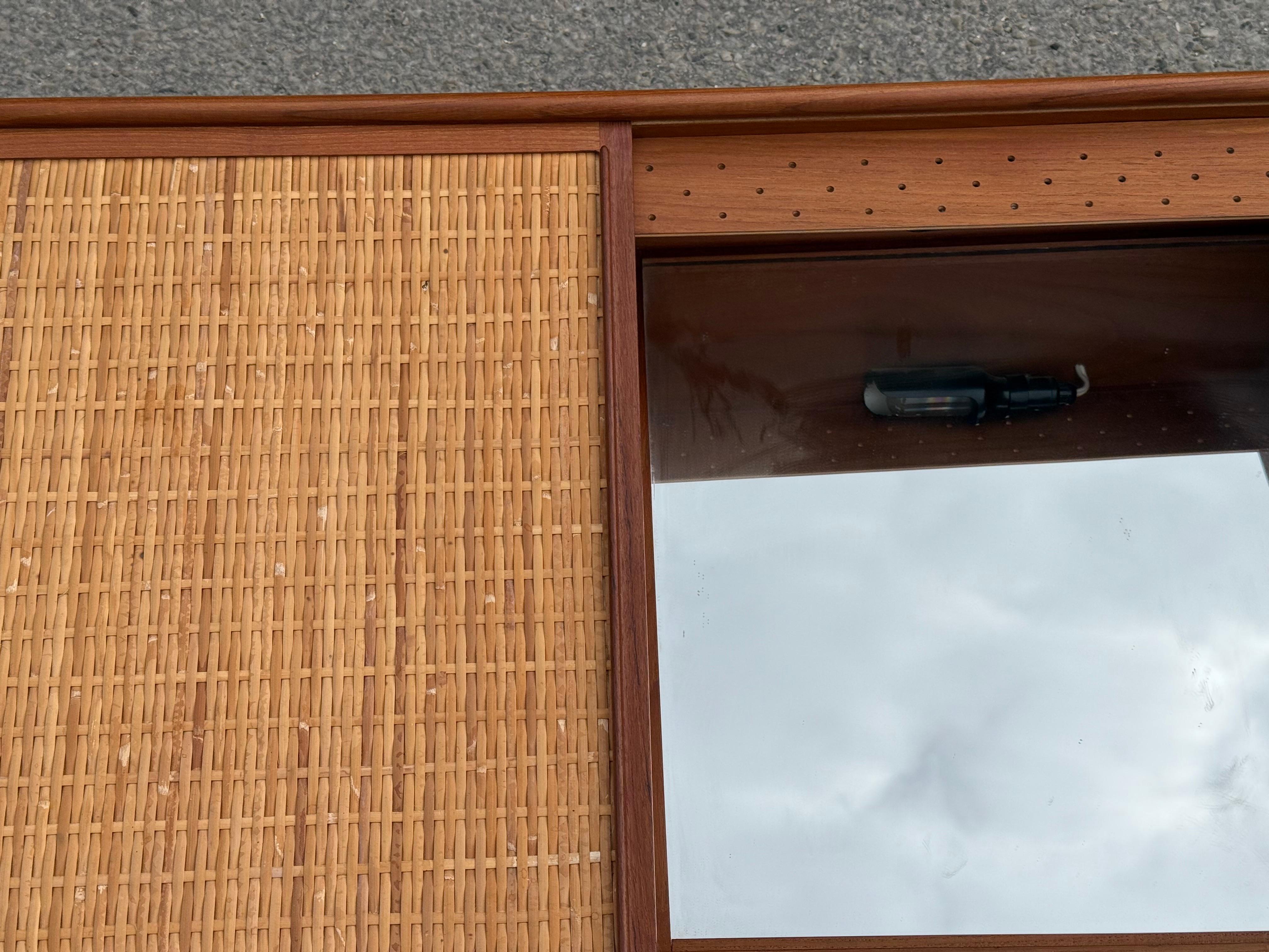 Metà XX secolo Mobiletto da parete danese di metà secolo in teak e canna con specchio e luce, anni '60 in vendita