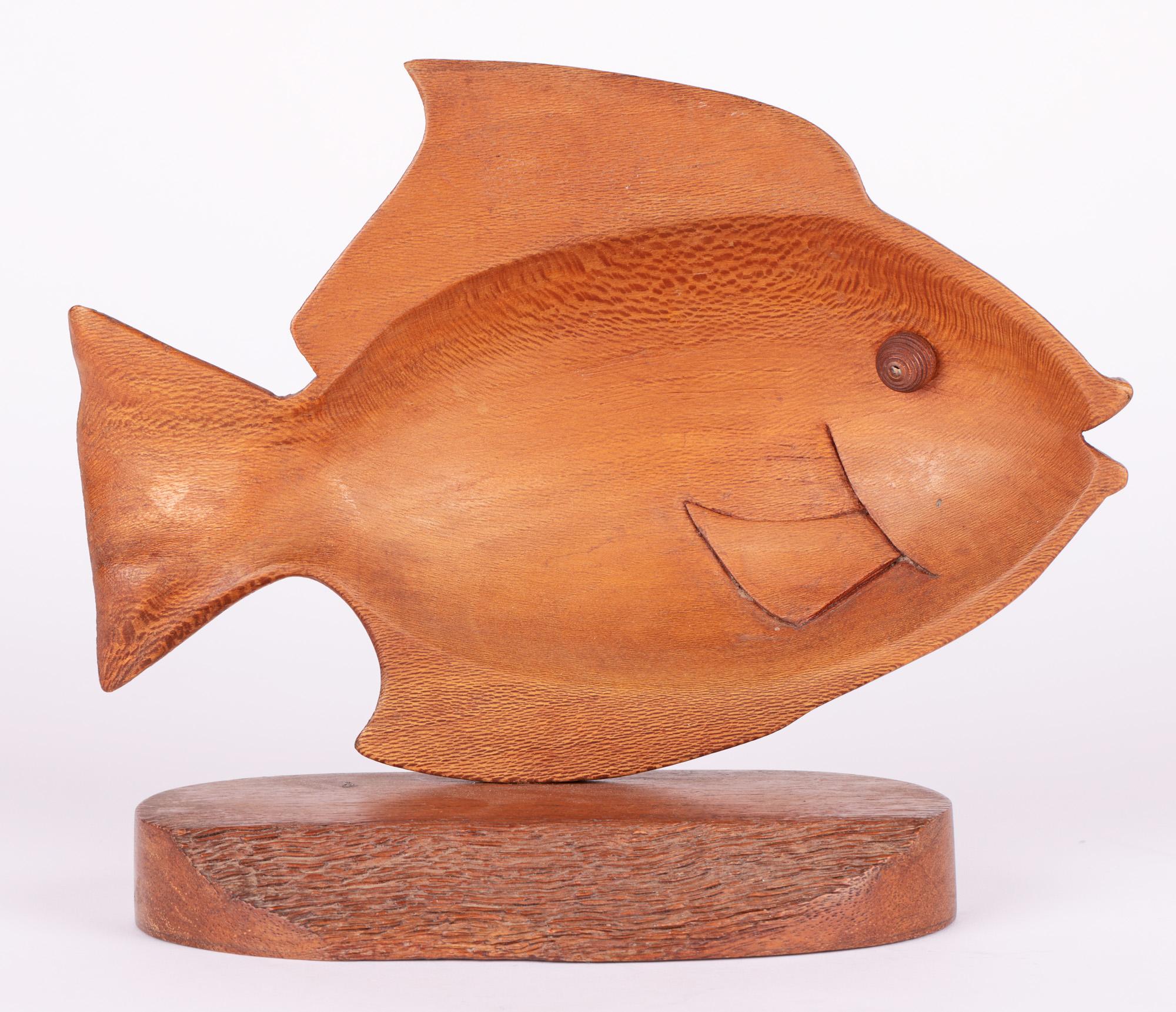 Dänische Mitte des Jahrhunderts Teak geschnitzt Modell eines Fisches im Angebot 2