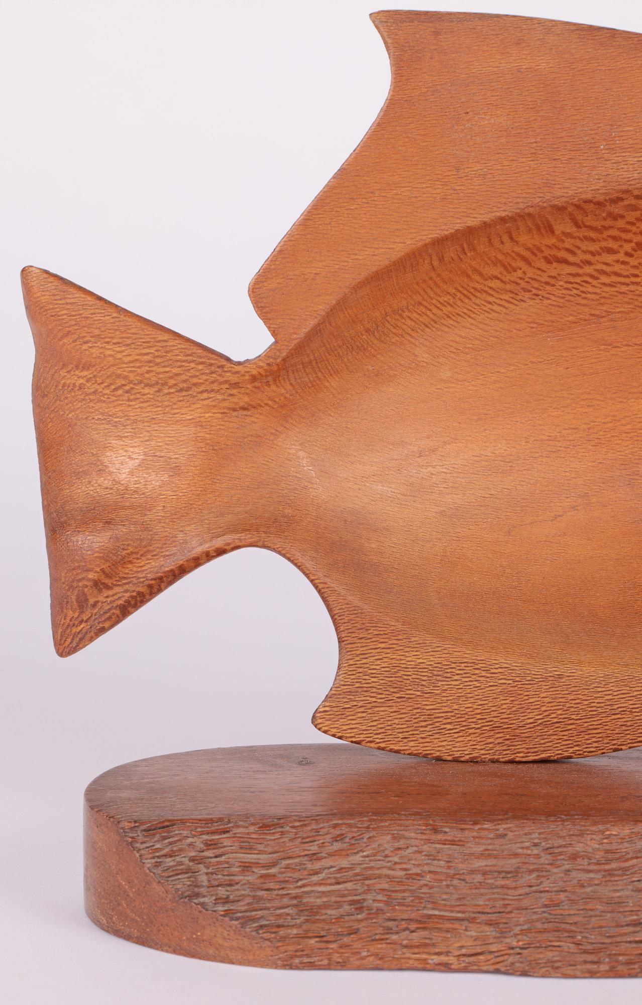 Dänische Mitte des Jahrhunderts Teak geschnitzt Modell eines Fisches im Angebot 5