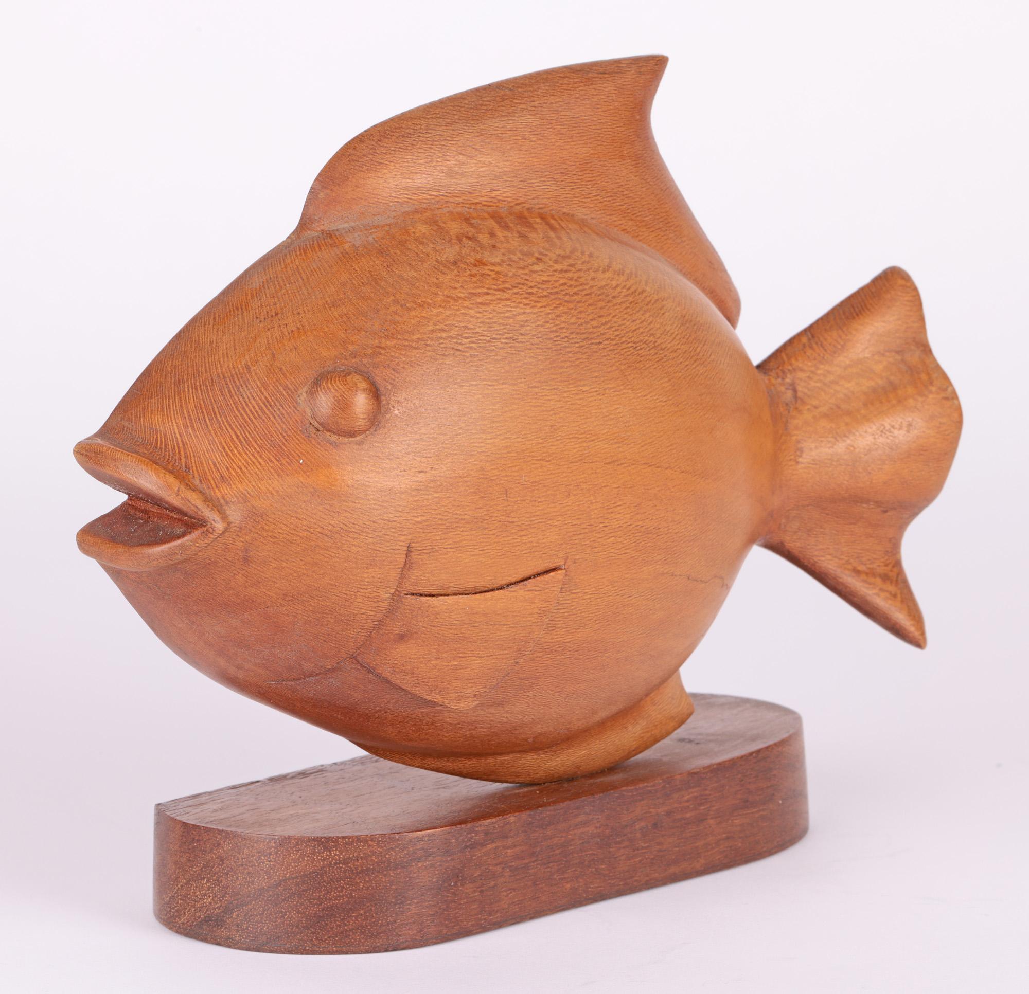Dänische Mitte des Jahrhunderts Teak geschnitzt Modell eines Fisches (20. Jahrhundert) im Angebot
