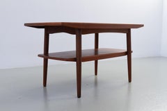Table basse danoise du milieu du siècle dernier en teck avec étagère, années 1960