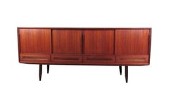 Aparador Credenza danés de teca de mediados de siglo