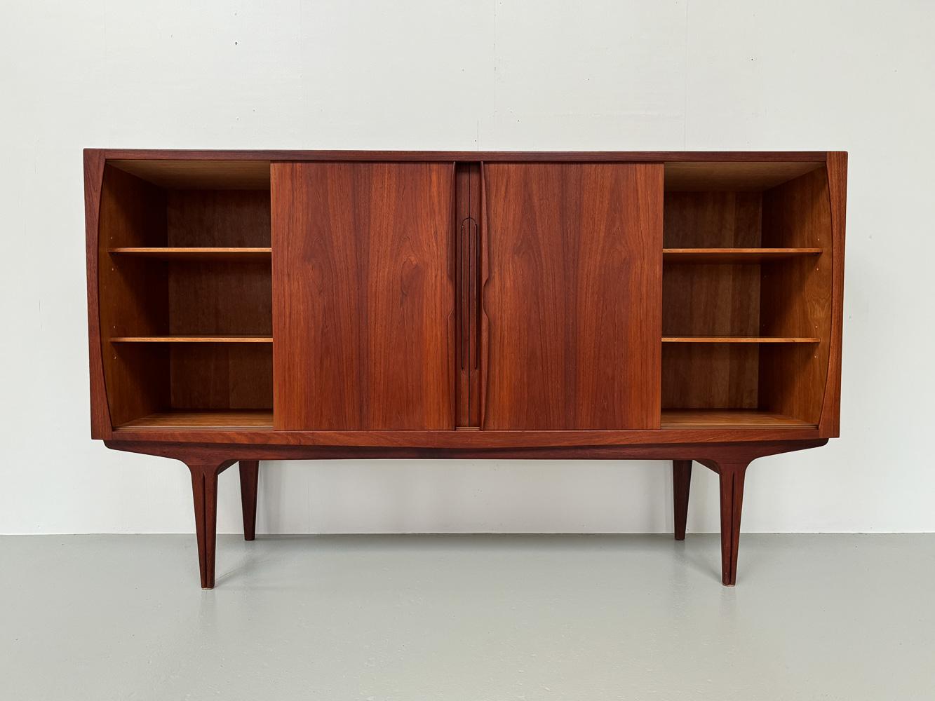 Danish Mid-Century Teak Credenza with Bar by Vantinge, 1960s.

Danish Modern tall sideboard by with large bar unit and automatic light. Manufactured by Vantinge Møbelindustri, Denmark.

Four sliding doors with beautiful book matched teak veneer.