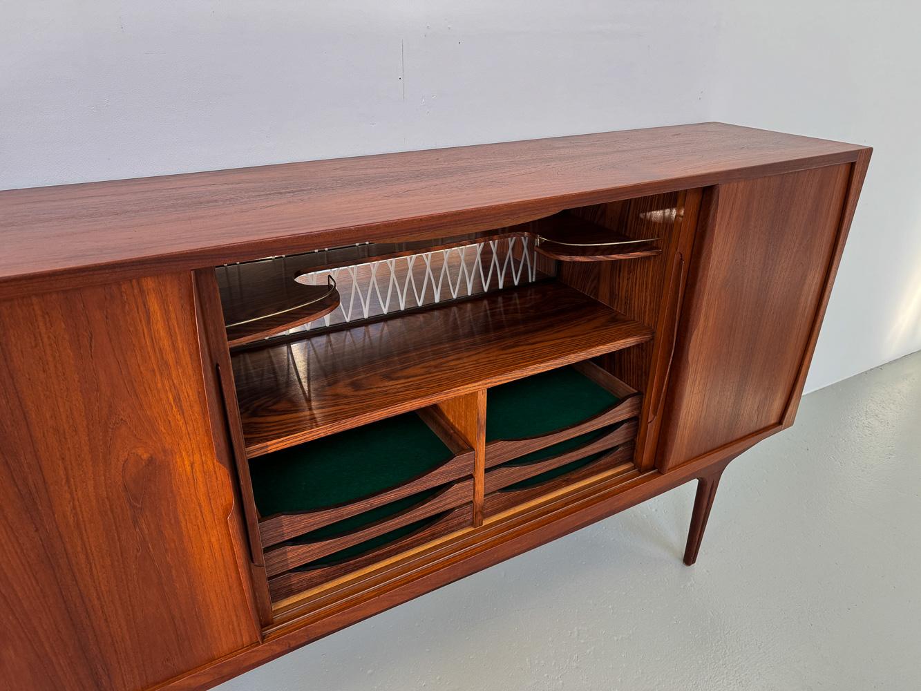 Danish Mid-Century Teak Credenza with Bar by Vantinge, 1960s. In Good Condition For Sale In Asaa, DK